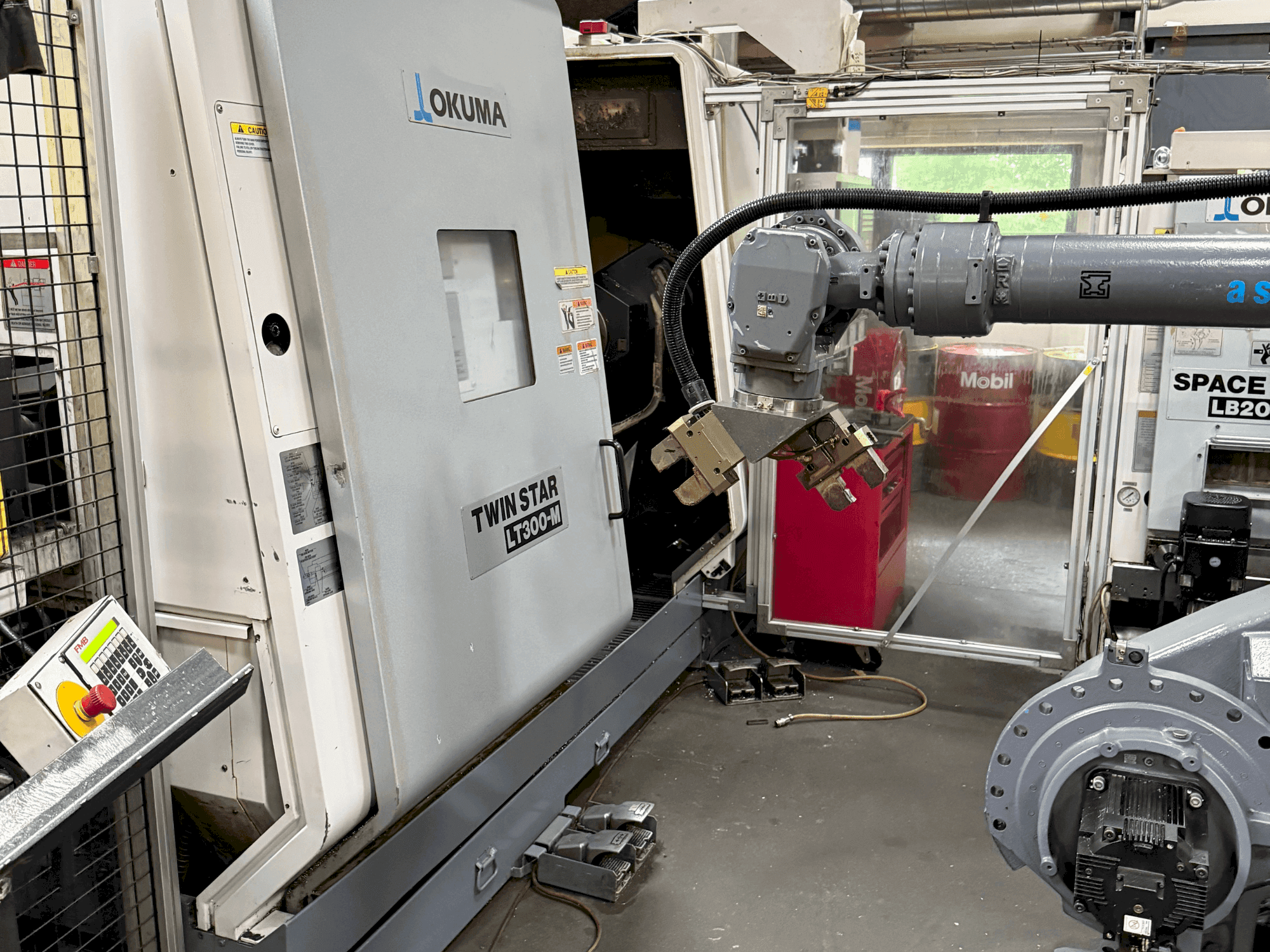 Čelní pohled  na Okuma Twinstar LT300-M  stroj