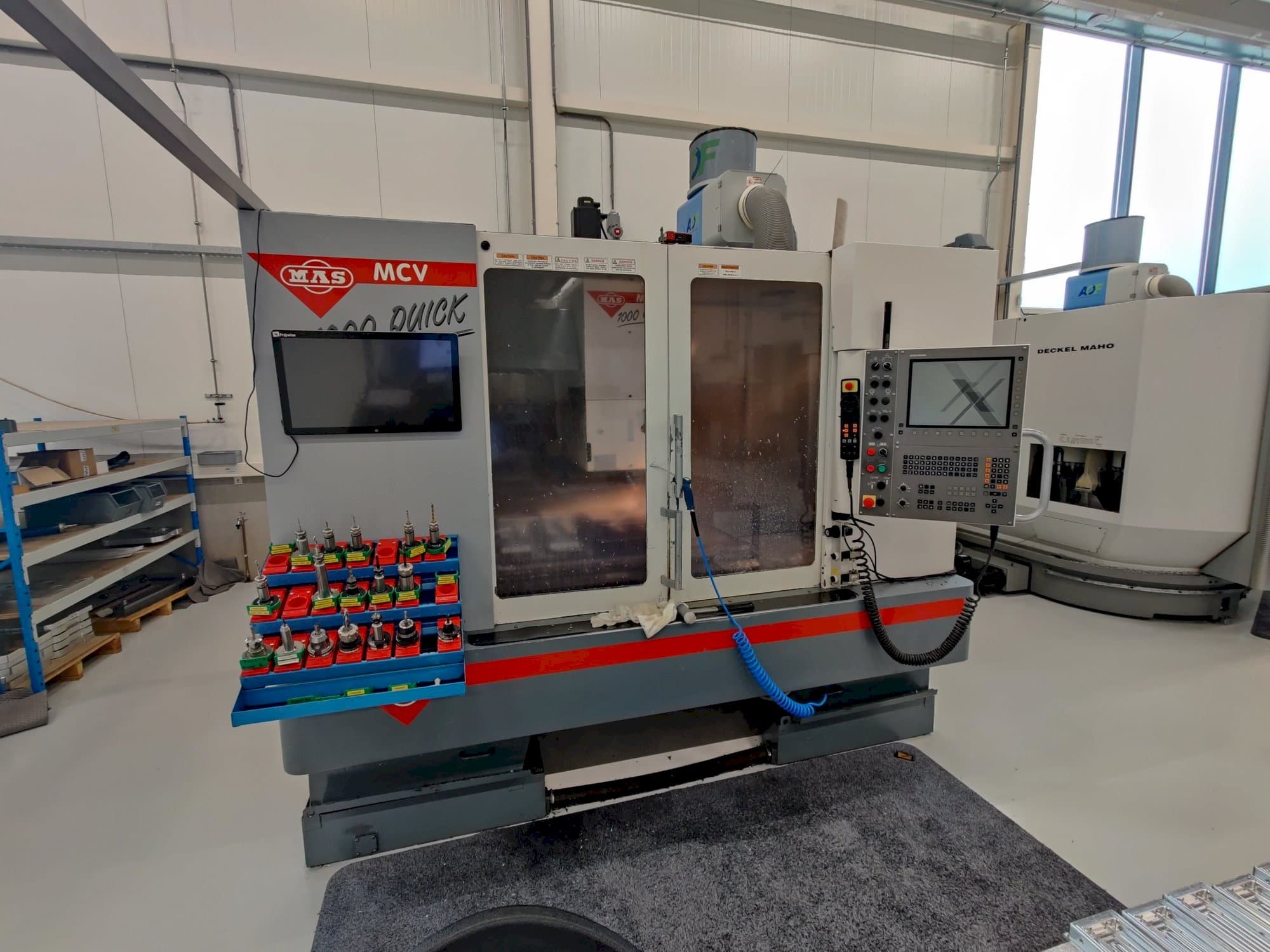 Čelní pohled  na MAS MCV1000 Quick  stroj