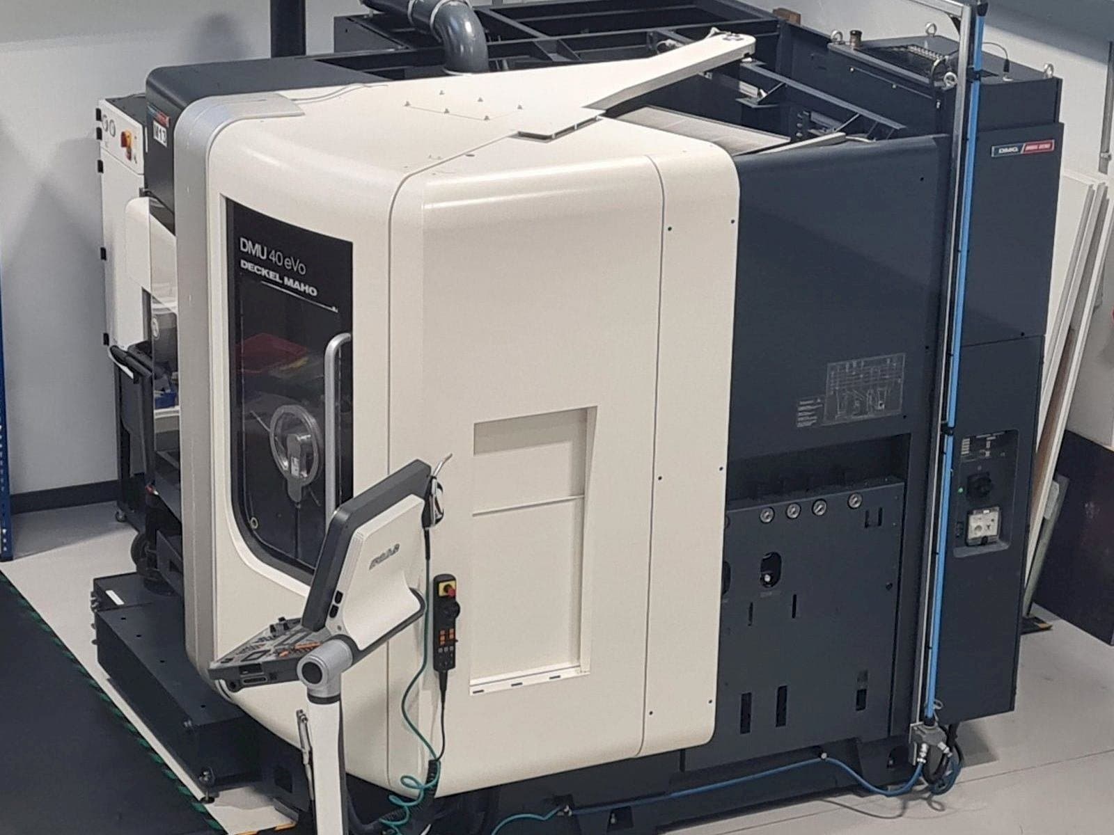 Čelní pohled  na DMG MORI DMU40 eVo  stroj
