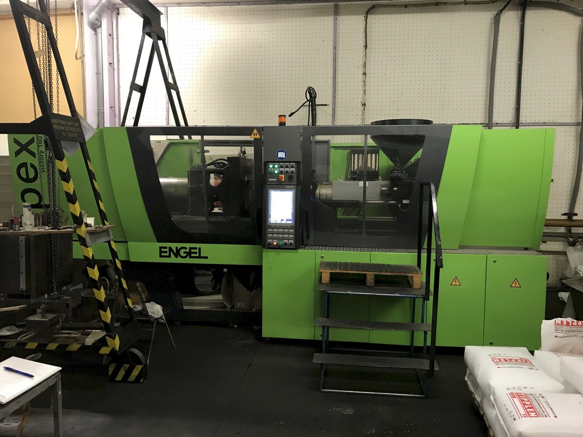 Čelní pohled  na ENGEL Victory 650/160 Spex  stroj