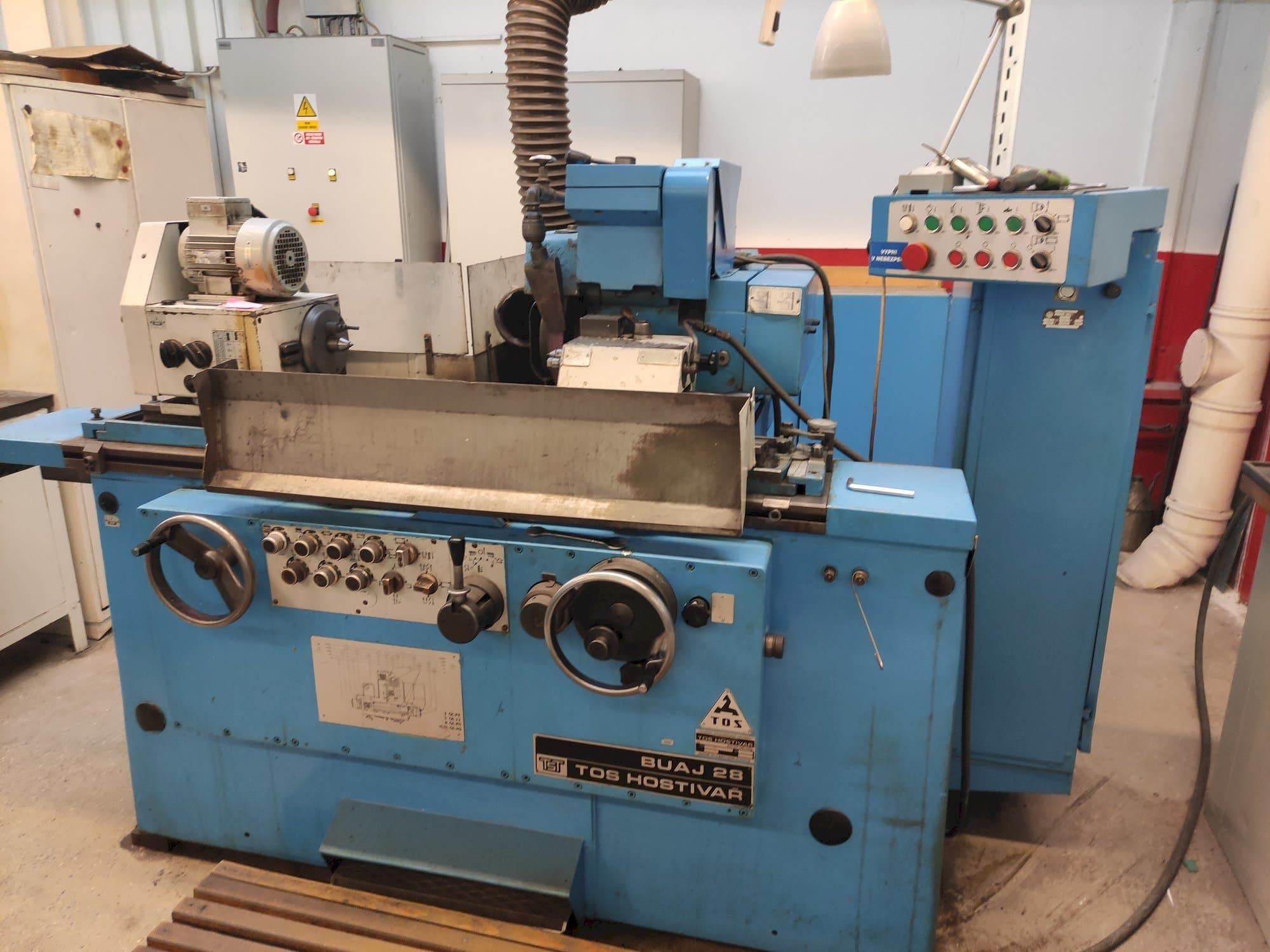 Čelní pohled  na TOS BUAJ 28  stroj