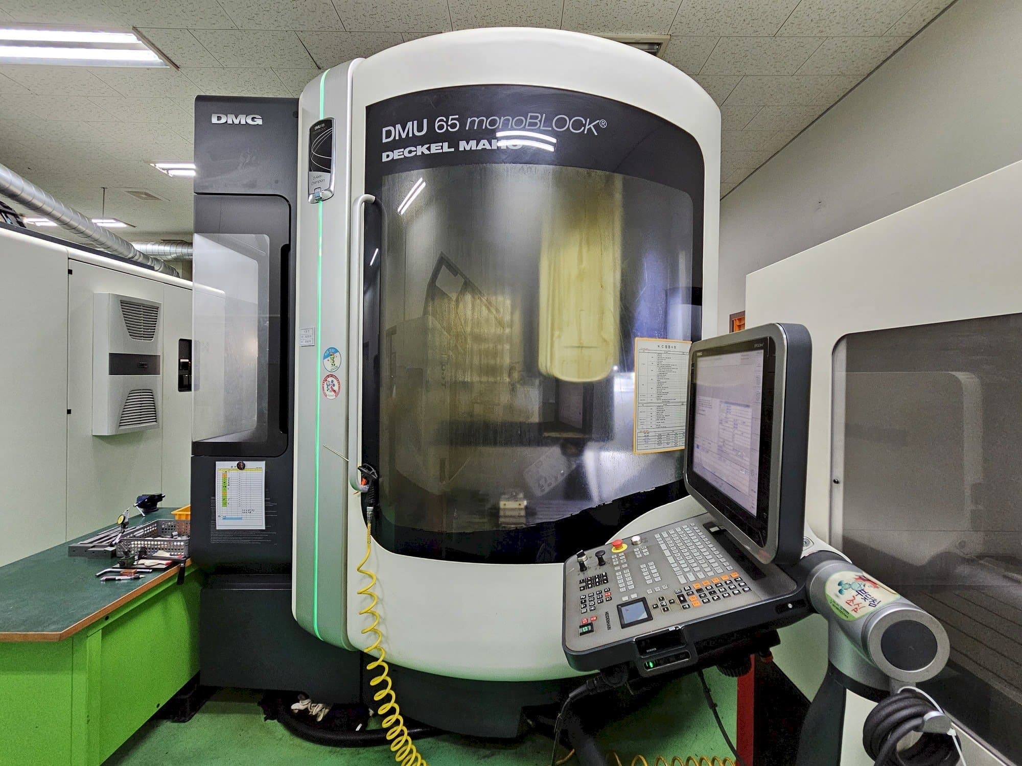 Čelní pohled  na DECKEL MAHO DMU 65 monoBlock  stroj