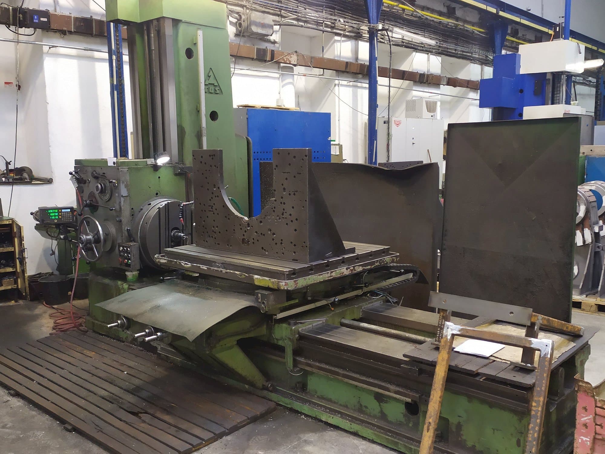 Čelní pohled  na TOS H 100  stroj