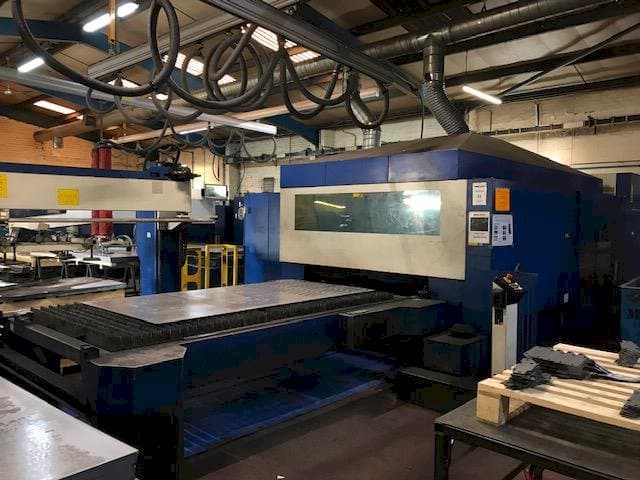 Čelní pohled  na Trumpf Traumatic L 3050  stroj