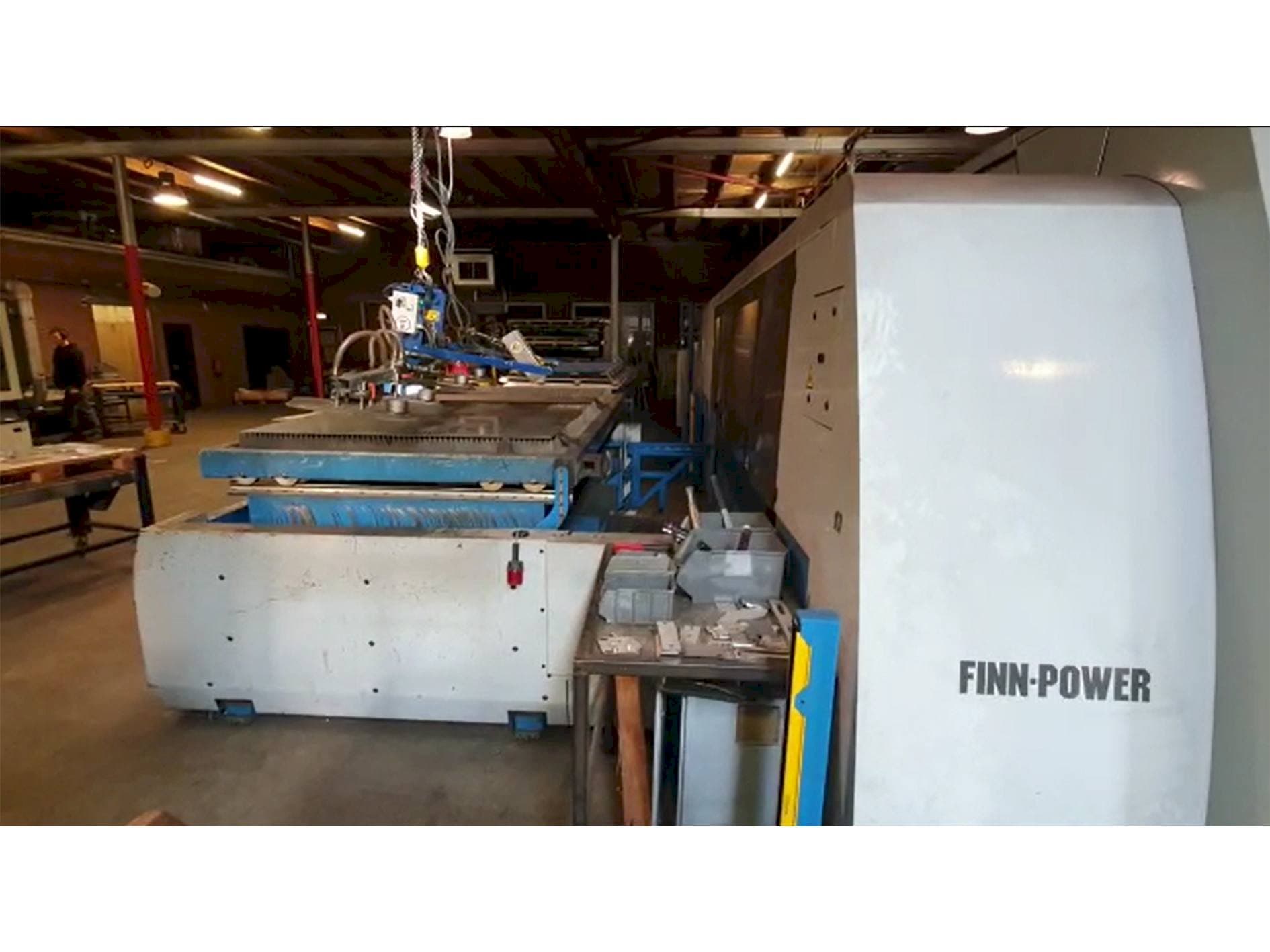 Čelní pohled  na Finn-Power L6 4kW CO2  stroj