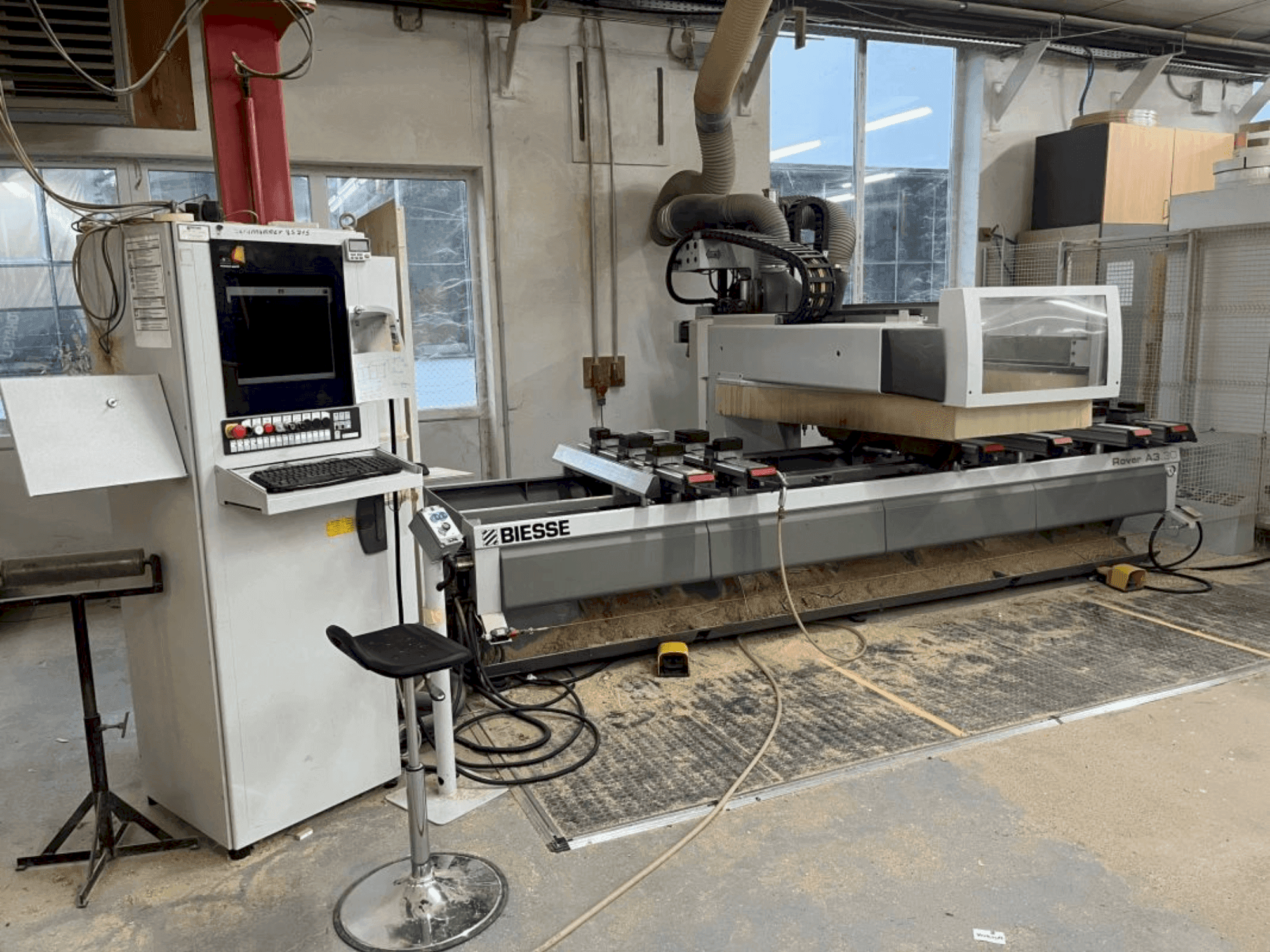 Čelní pohled  na BIESSE ROVER A  stroj