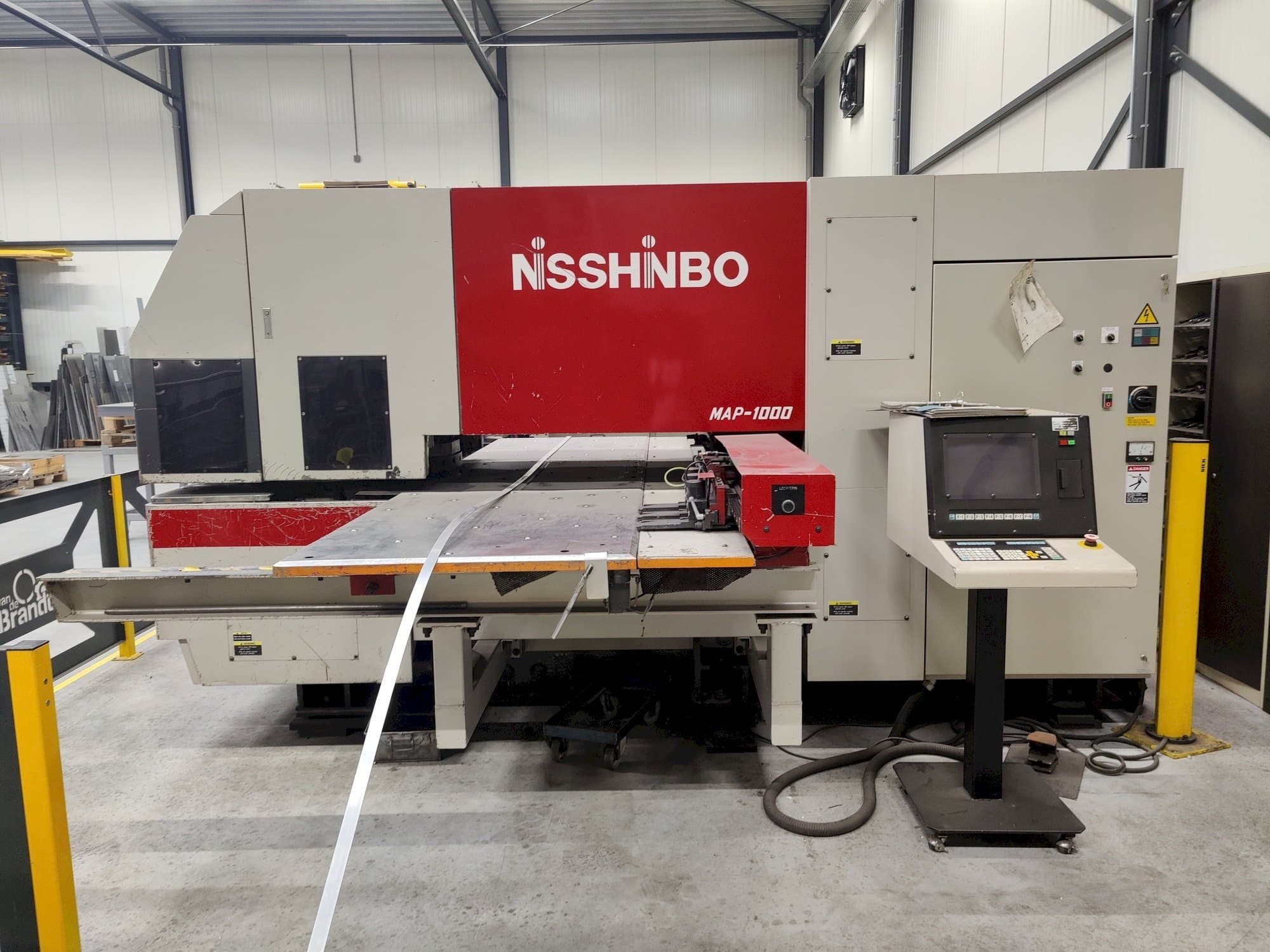 Čelní pohled  na Nisshinbo MAP-1000  stroj