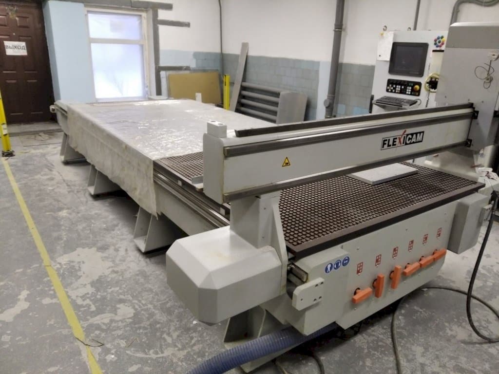 Čelní pohled  na Becker FLEXICAM 1540  stroj