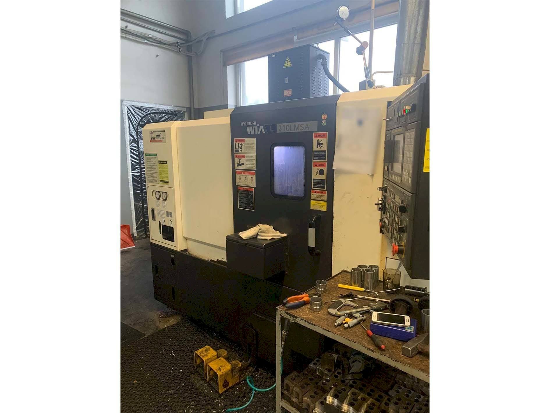 Čelní pohled  na Hyundai Wia L210LMSA  stroj