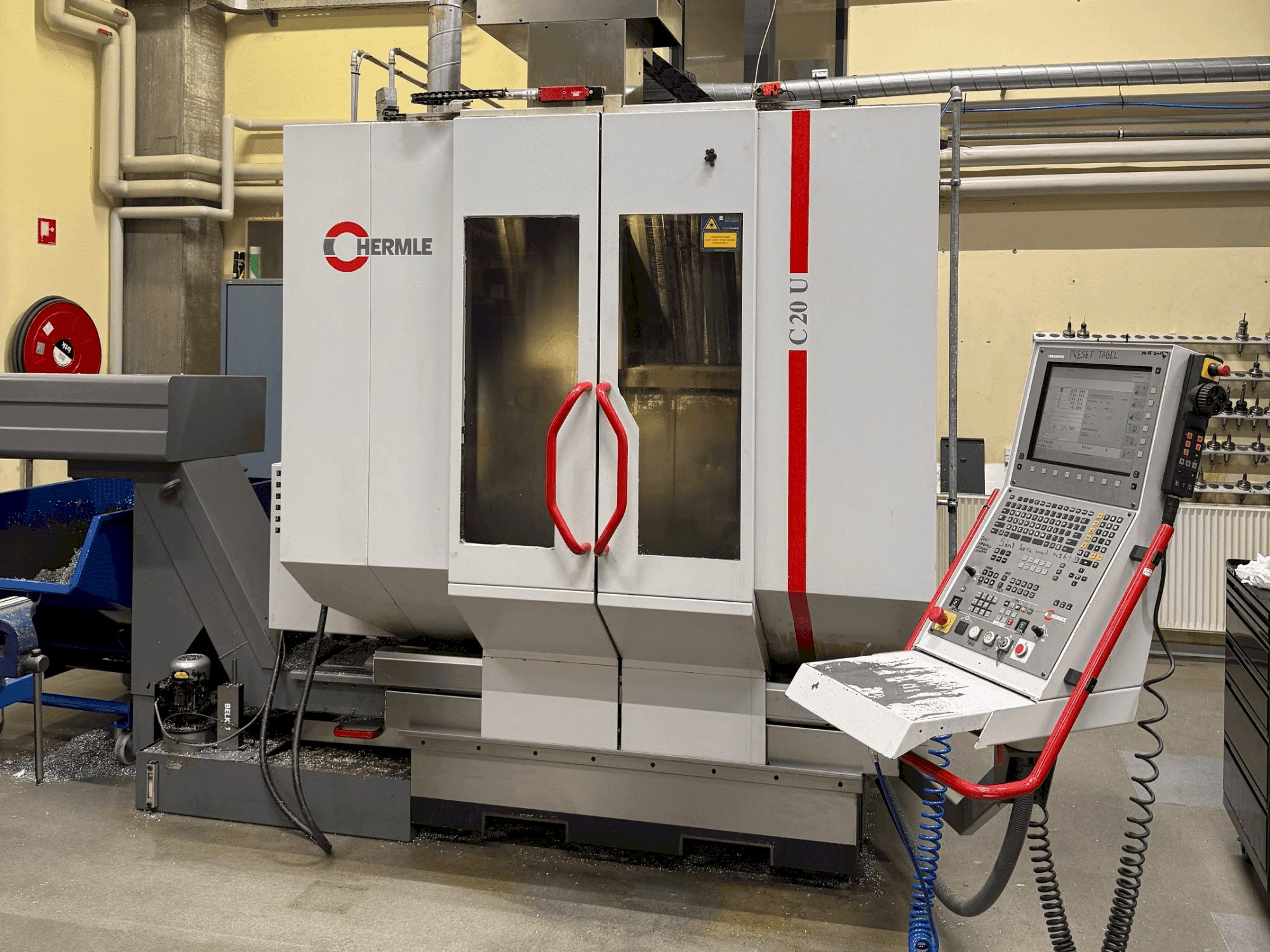 Čelní pohled  na HERMLE C 20 U  stroj