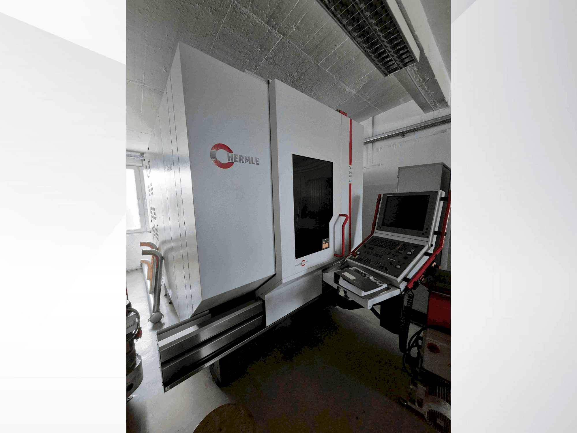 Čelní pohled  na HERMLE C22 V  stroj