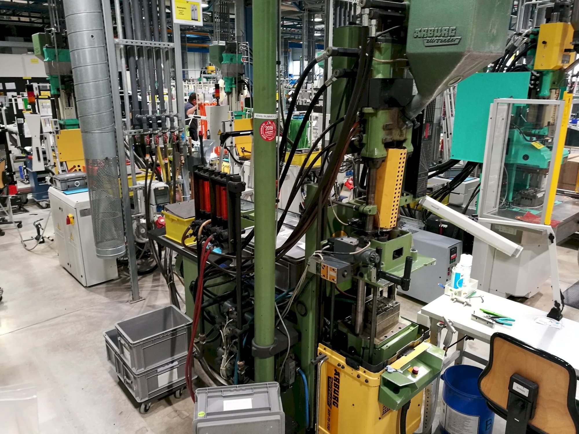 Čelní pohled  na Arburg 221-75-350  stroj