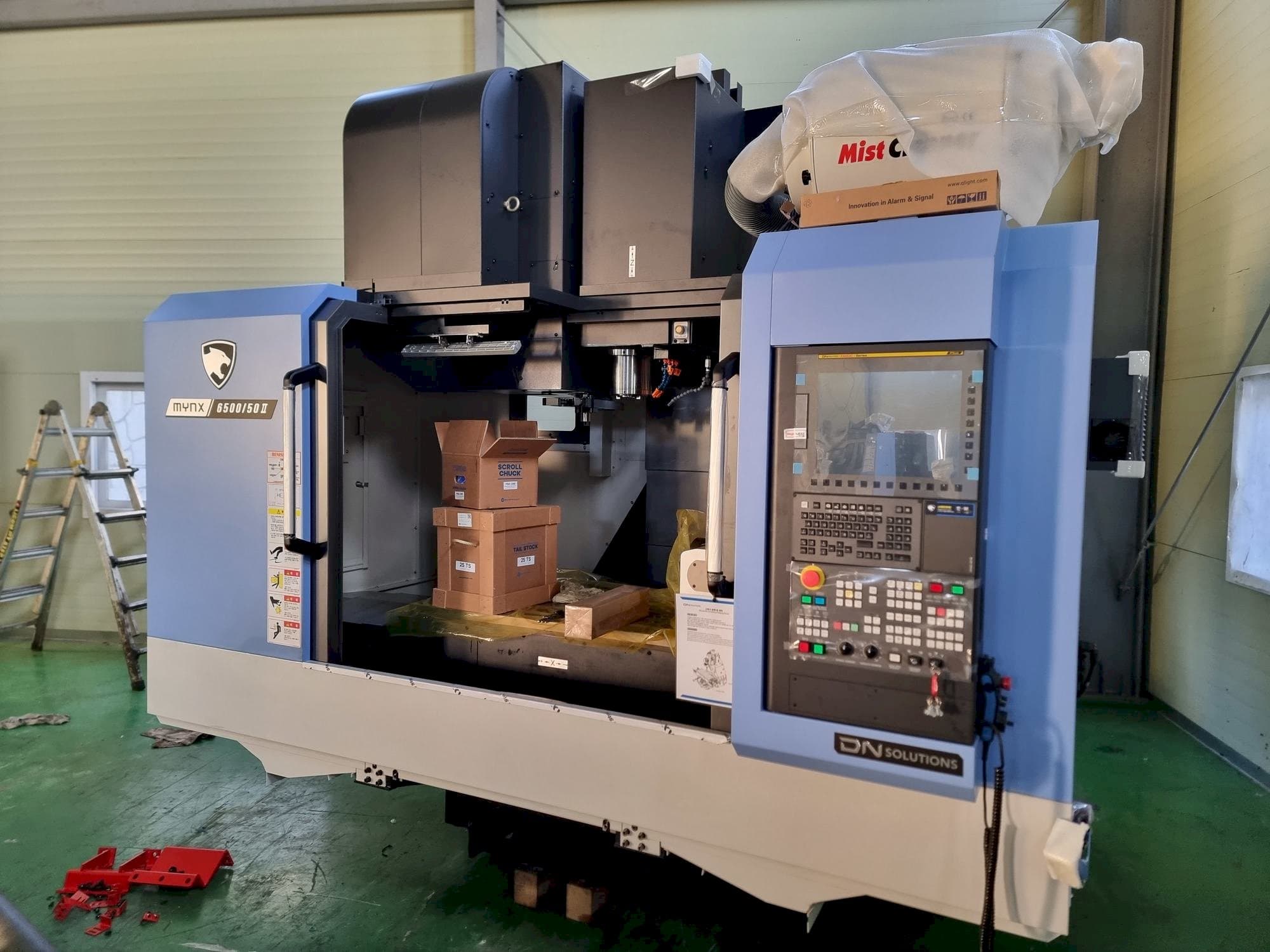 Čelní pohled  na DN SOLUTIONS MYNX 6500/50  stroj