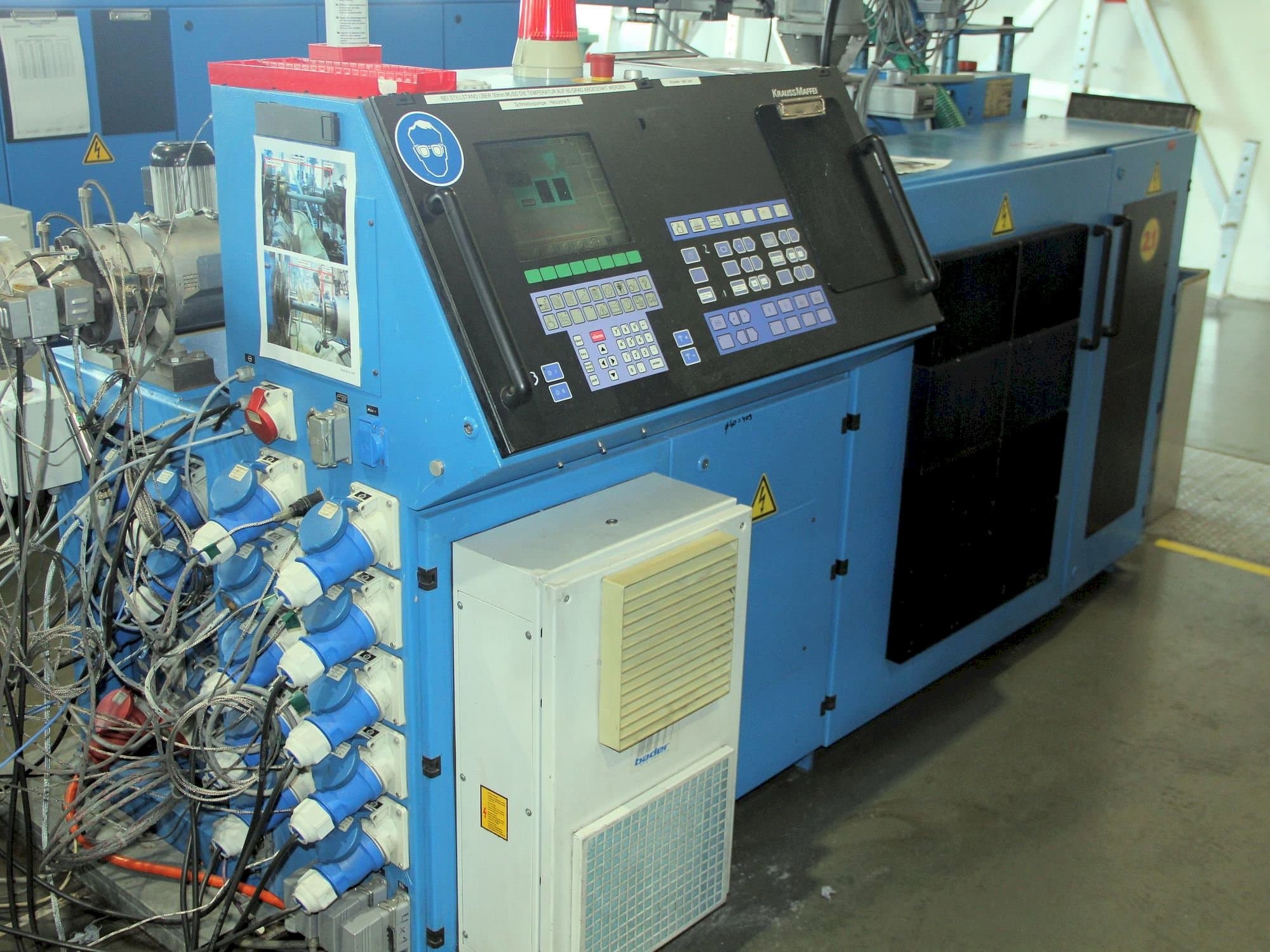 Čelní pohled  na Krauss Maffei KME 1-75-30 B  stroj