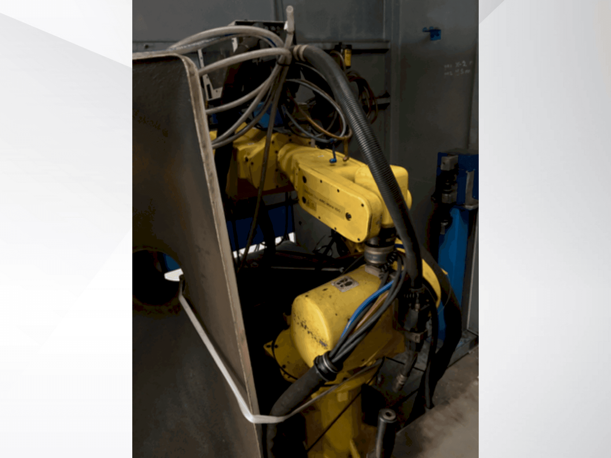 Čelní pohled  na FANUC ARC Mate 100i  stroj