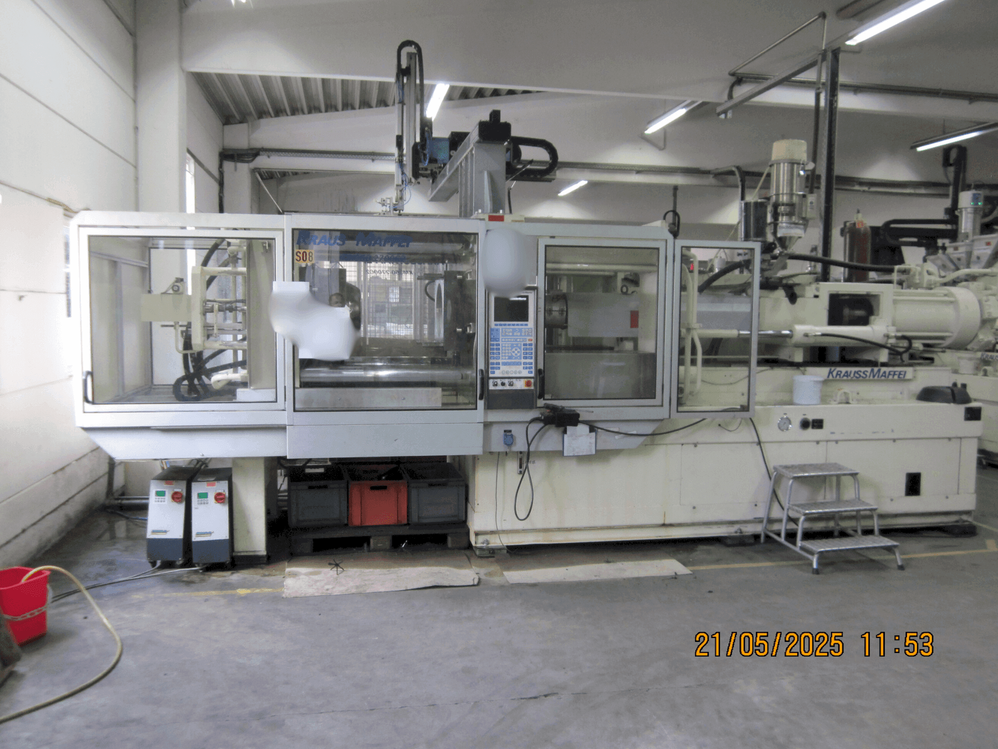Čelní pohled  na Krauss Maffei 350-2700 C2  stroj