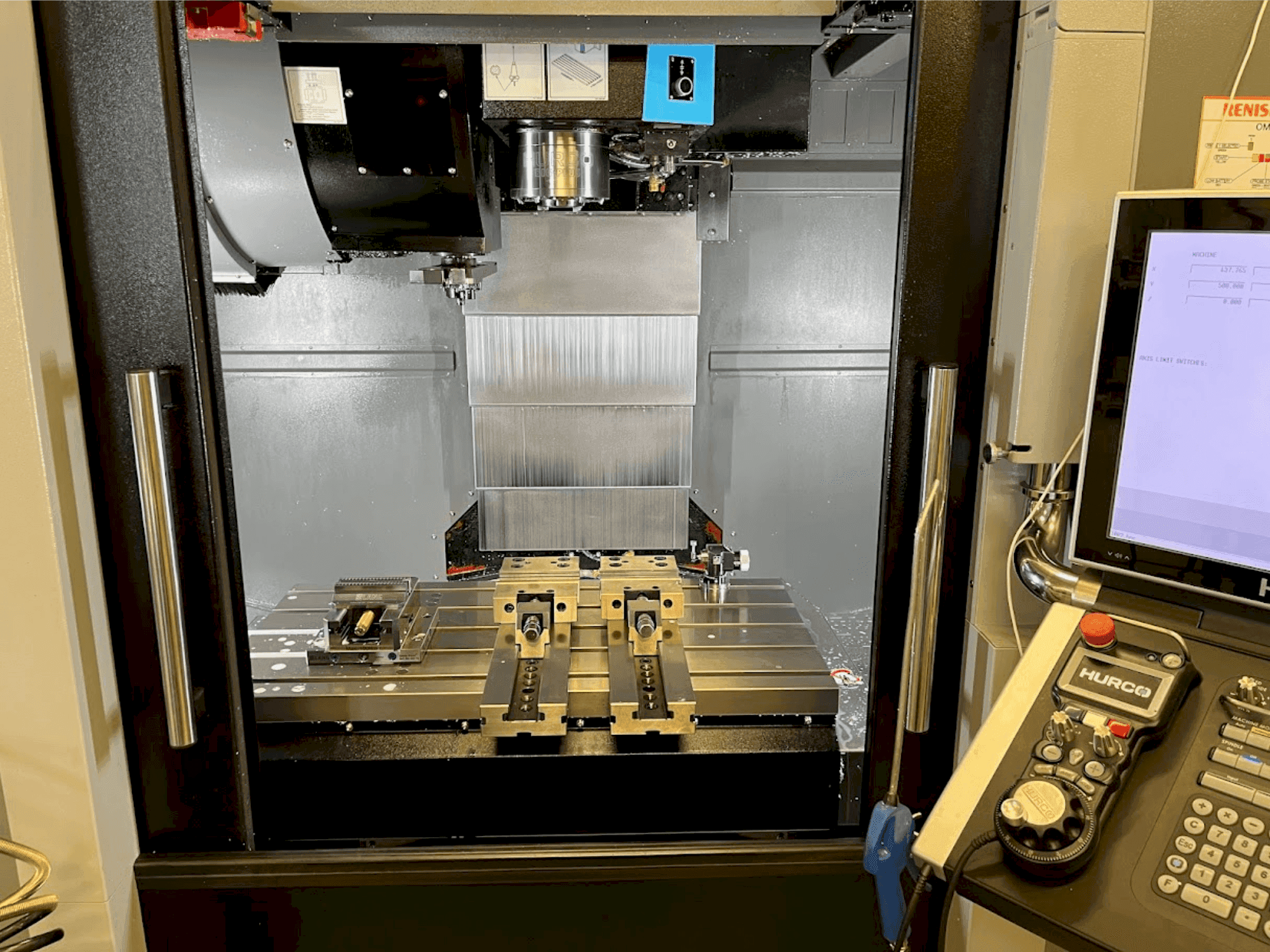 Čelní pohled  na Hurco VMX30i  stroj