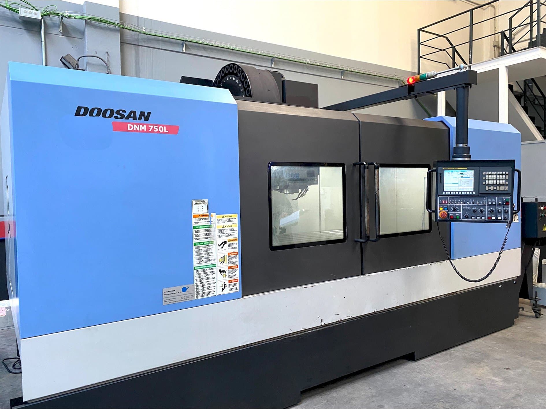 Čelní pohled  na Doosan DNM705L  stroj