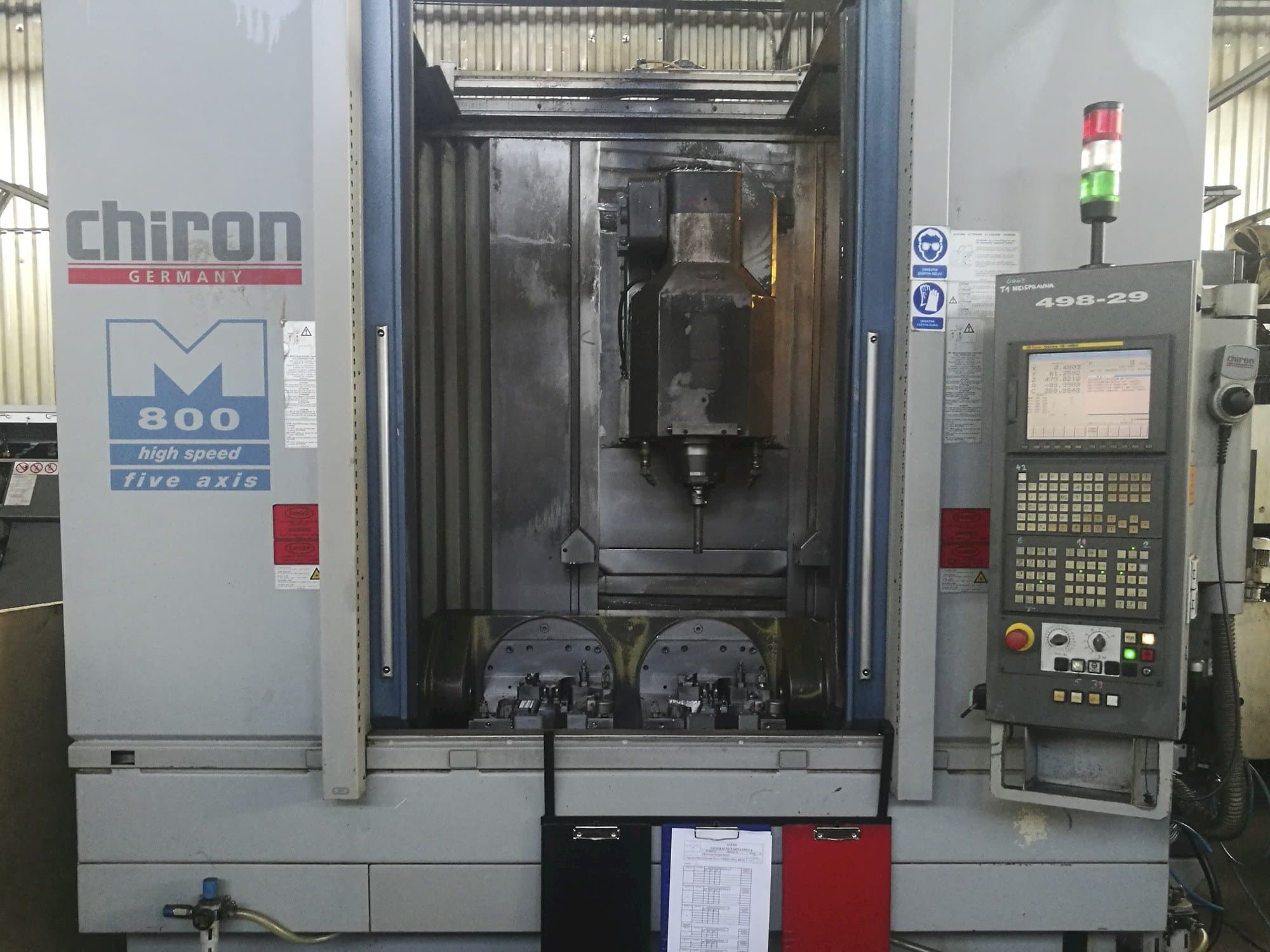 Čelní pohled  na CHIRON MILL 800 stroj