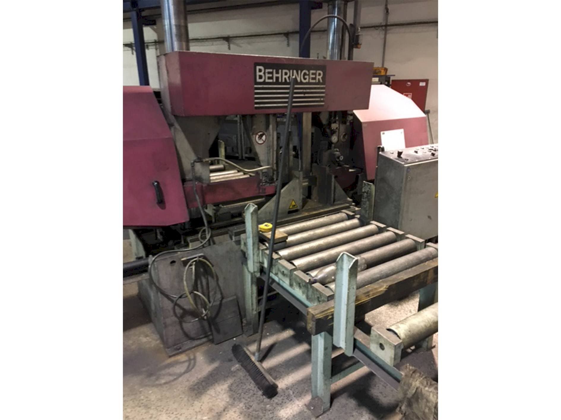 Čelní pohled  na Behringer HBP 530  stroj