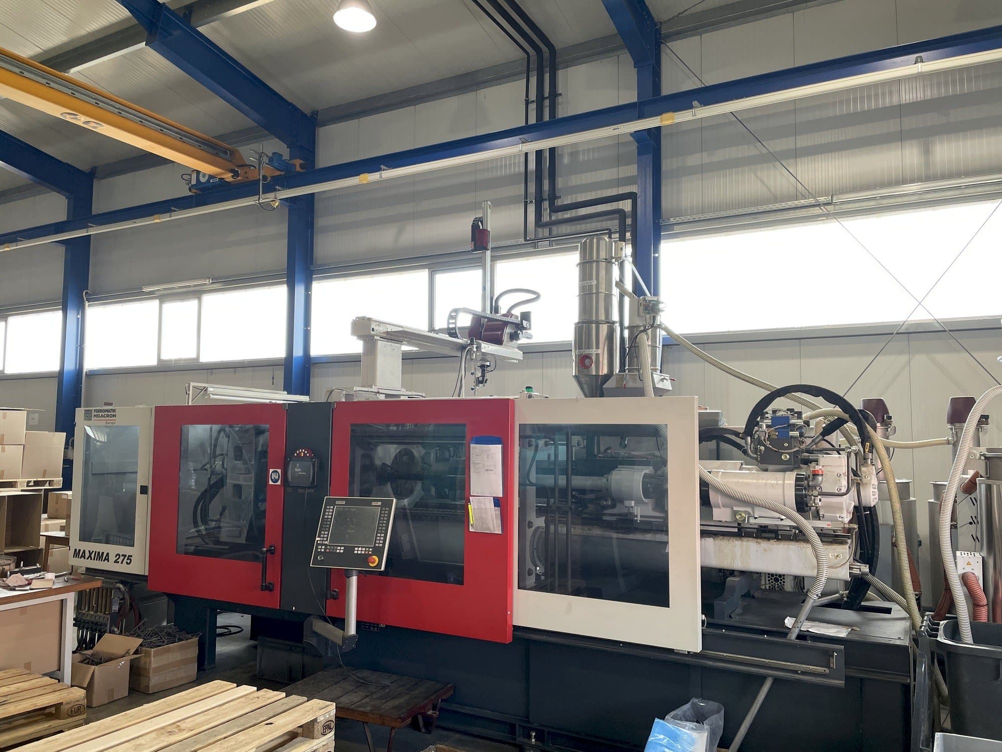 Čelní pohled  na FERROMATIK MILACRON Maxima 275  stroj