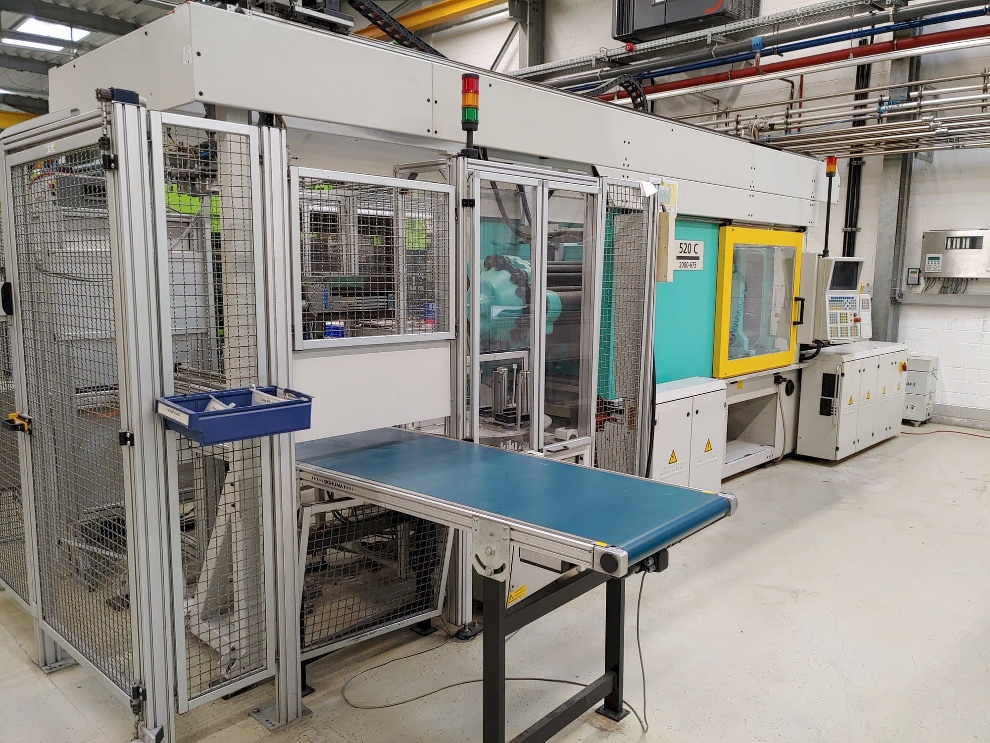 Čelní pohled  na Arburg Allrounder 520 C 2000-675  stroj