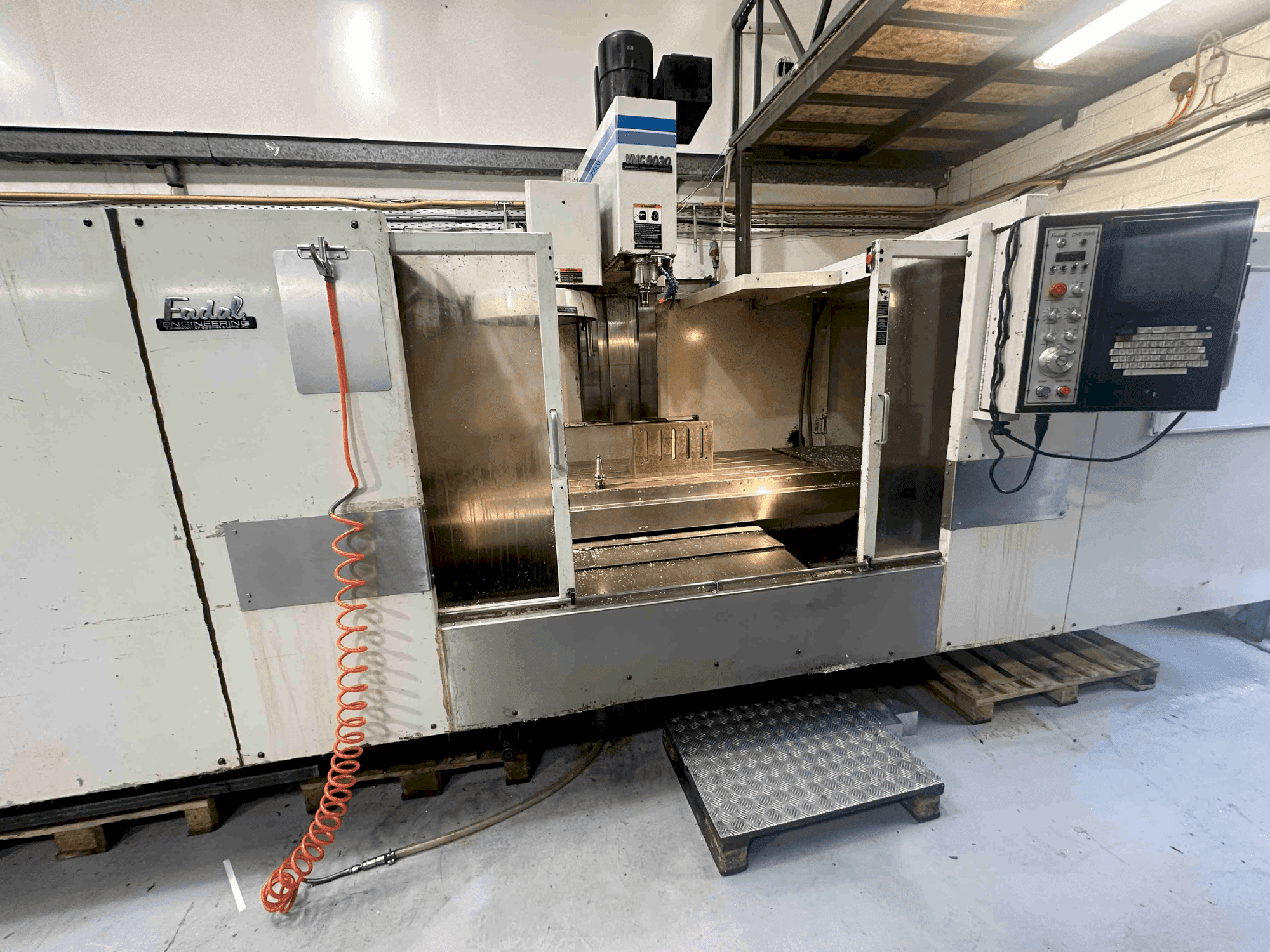 Čelní pohled  na FADAL VMC8030HT  stroj