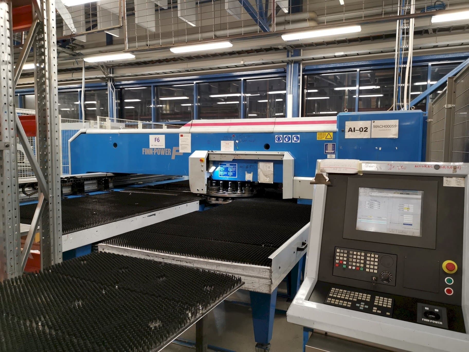 Čelní pohled  na Finn-Power F6SU  stroj