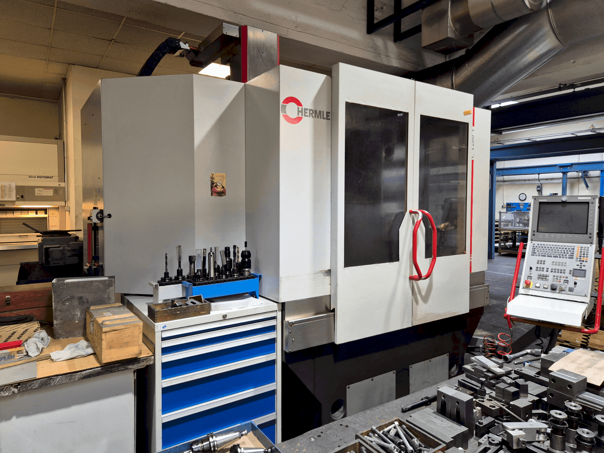 Čelní pohled  na HERMLE C 1200 V  stroj