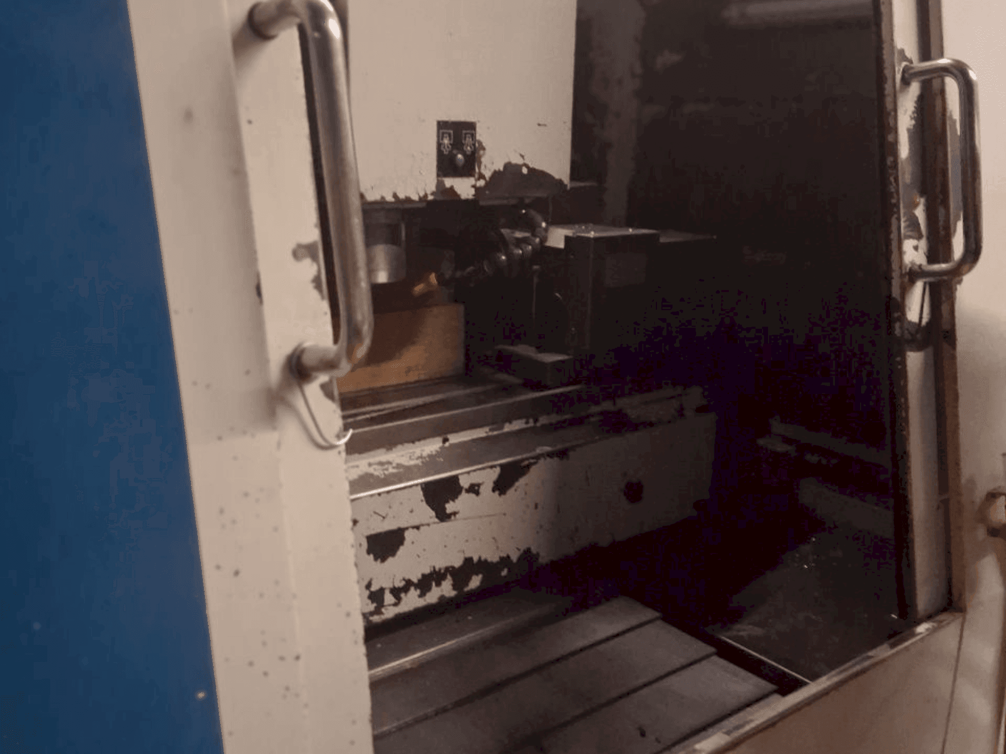 Čelní pohled  na Hurco BMC 30HT/M  stroj