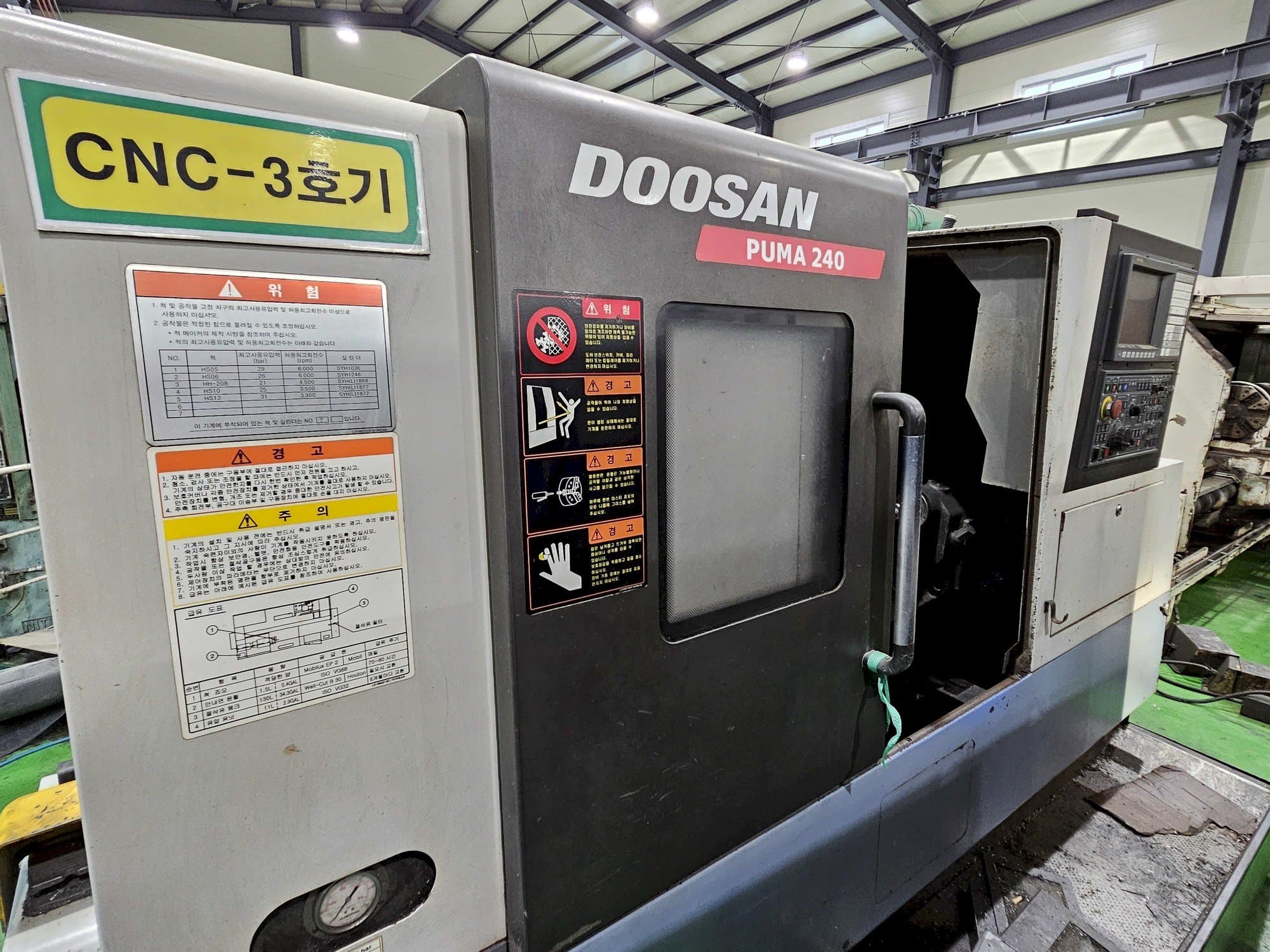 Čelní pohled  na Doosan Puma 240  stroj