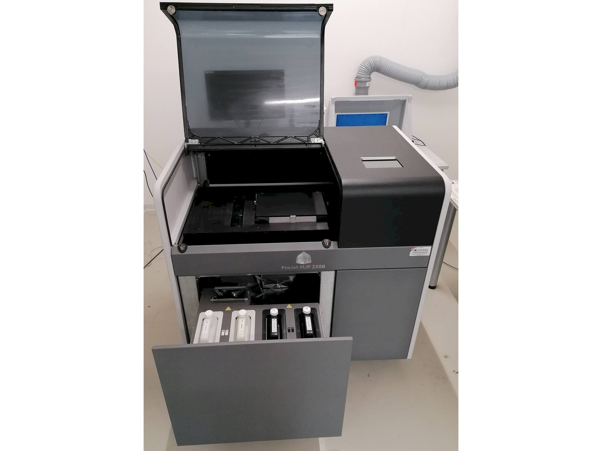 Čelní pohled  na 3DSYSTEMS ProJet MJP 2500Plus  stroj