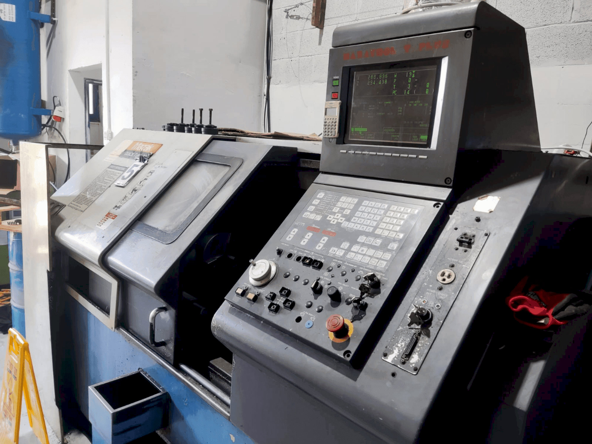 Čelní pohled  na Mazak Quick Turn 20 (1996)  stroj