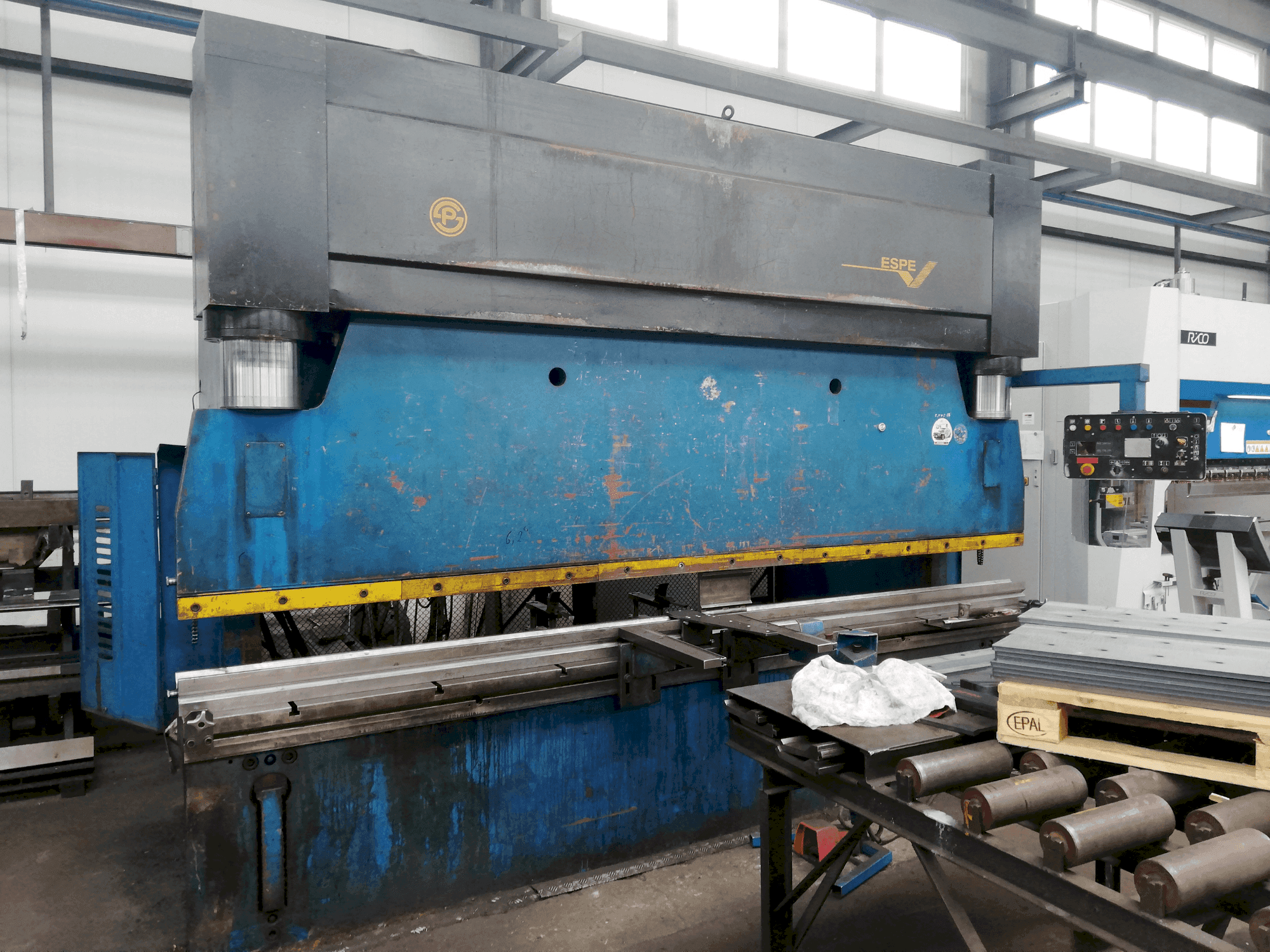 Čelní pohled  na ESPE CTO 250/4000N  stroj