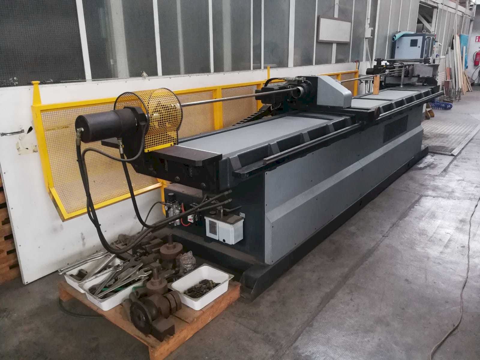 Čelní pohled  na MACRI EURO 80 CN3PC  stroj