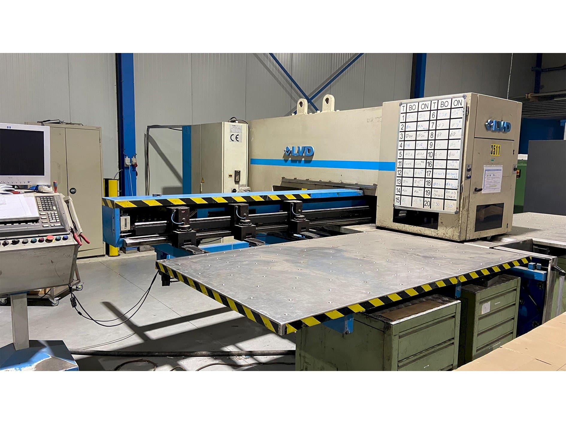 Čelní pohled  na LVD Delta 1250-LB-TN  stroj