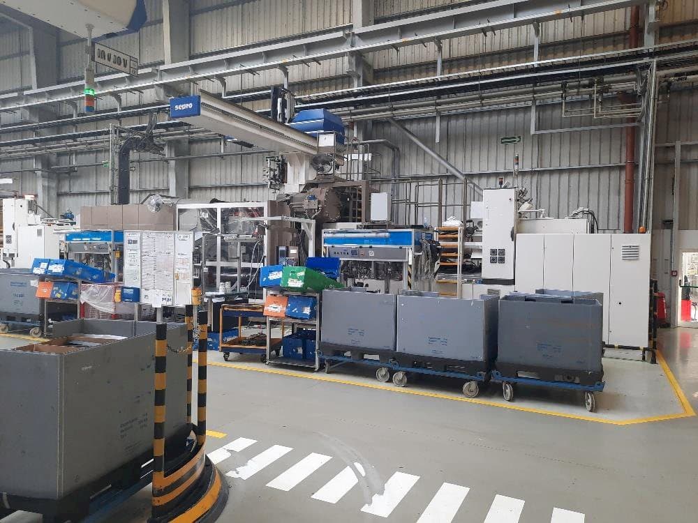 Čelní pohled  na Battenfeld 2000/19000  stroj