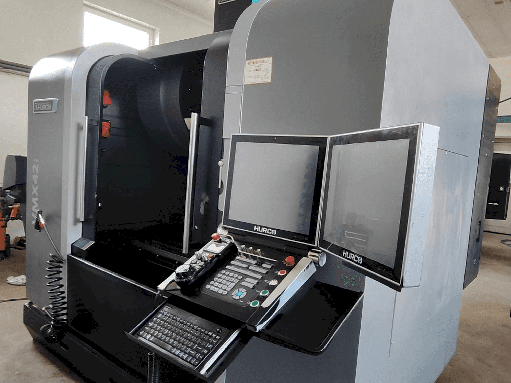 Čelní pohled  na Hurco VMX 42i (2018)  stroj