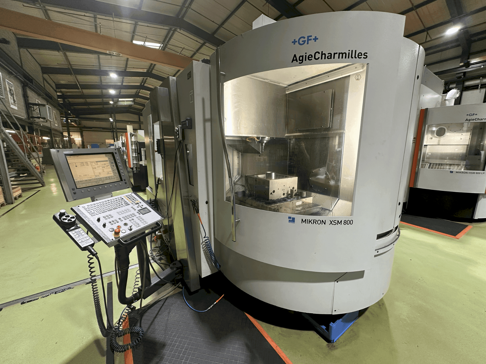 Čelní pohled  na +GF+ AgieCharmilles Mikron XSM 800  stroj