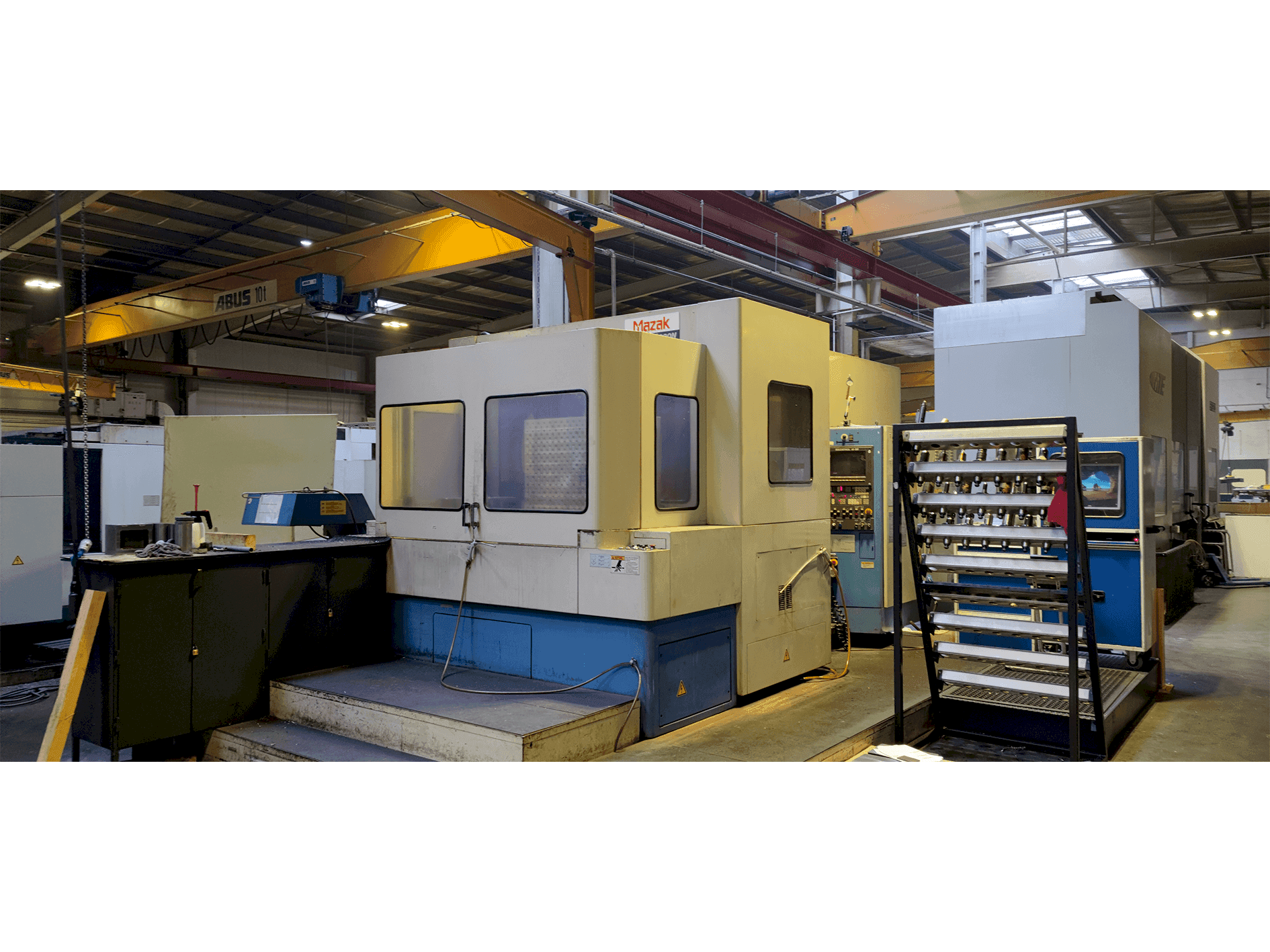 Čelní pohled  na Mazak H-630 N  stroj