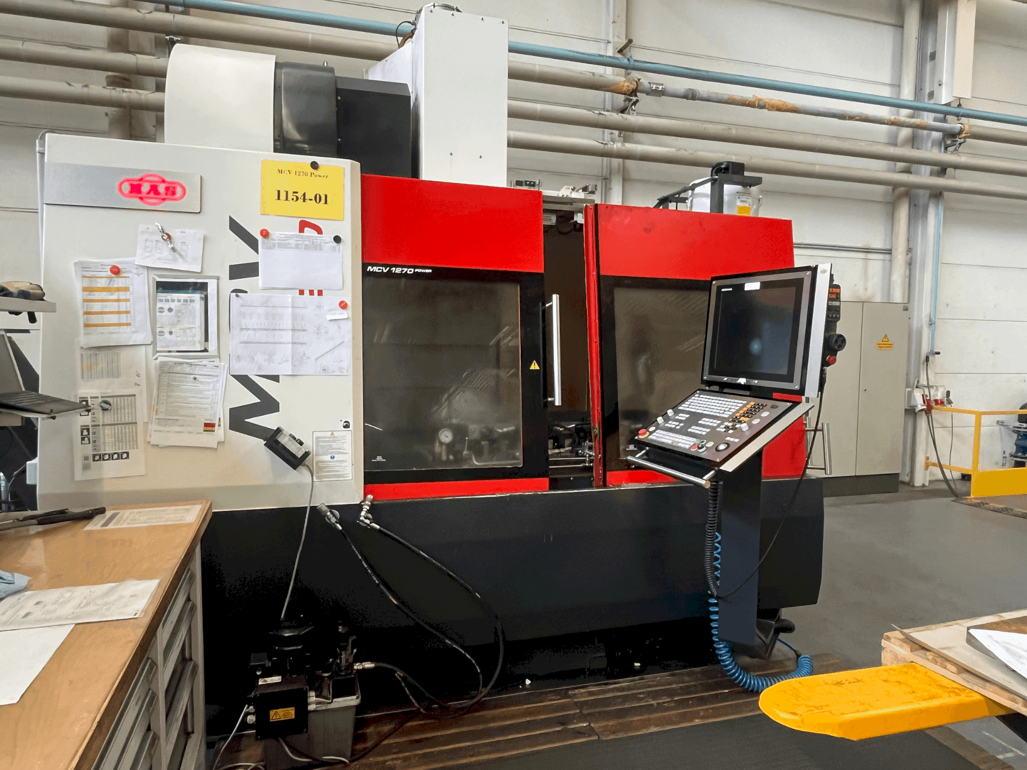 Čelní pohled  na MAS MCV 1270 Power  stroj