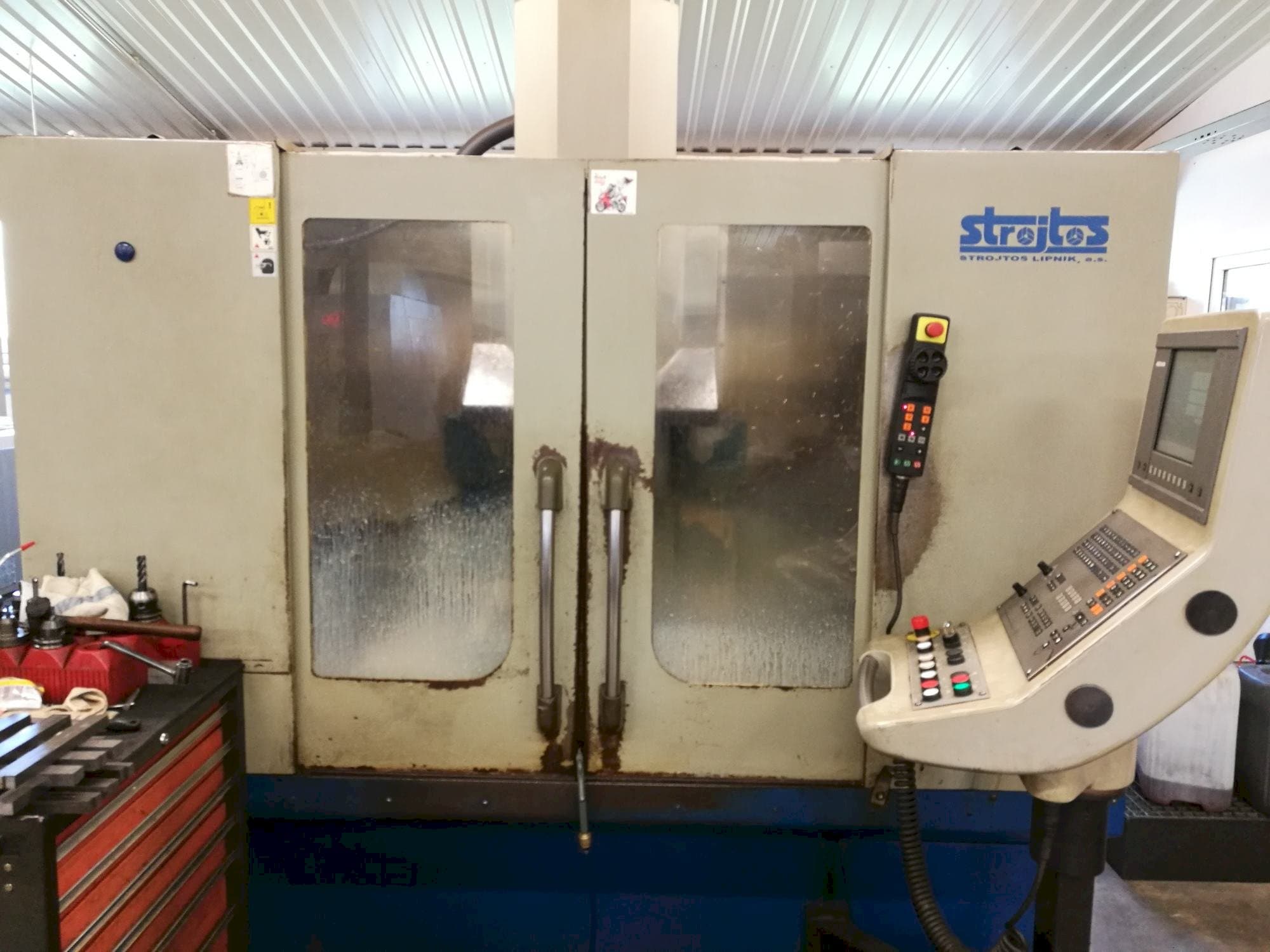 Čelní pohled  na Strojtos  VMC 40/8  stroj