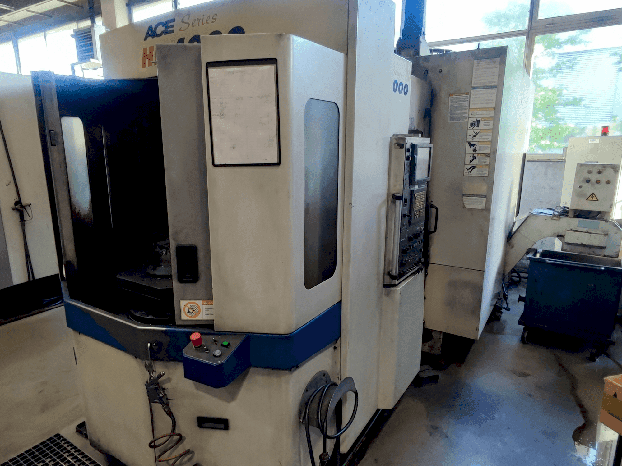 Čelní pohled  na DAEWOO ACE HP 4000  stroj