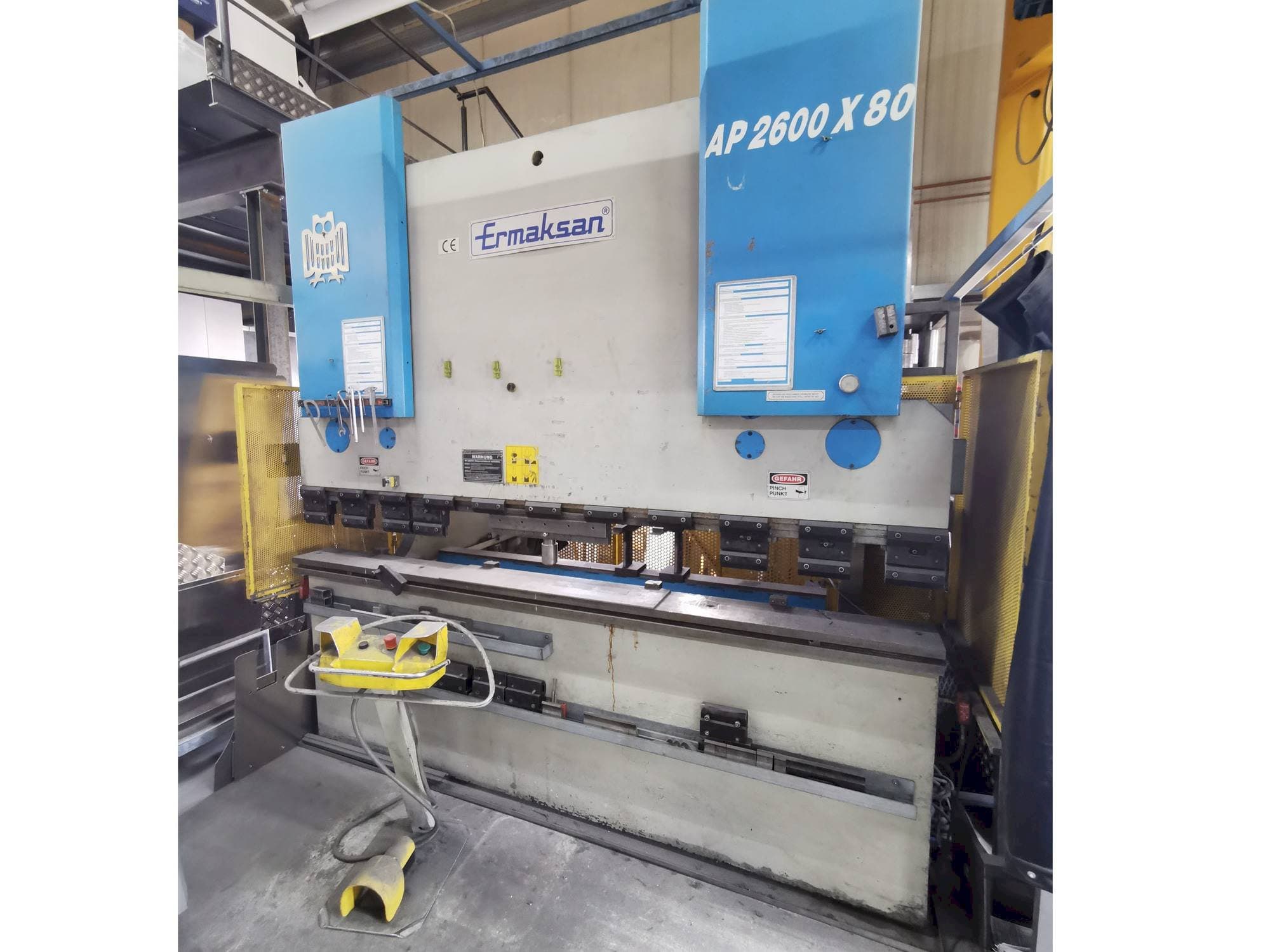 Čelní pohled  na ERMAKSAN AP 2600 - 80  stroj