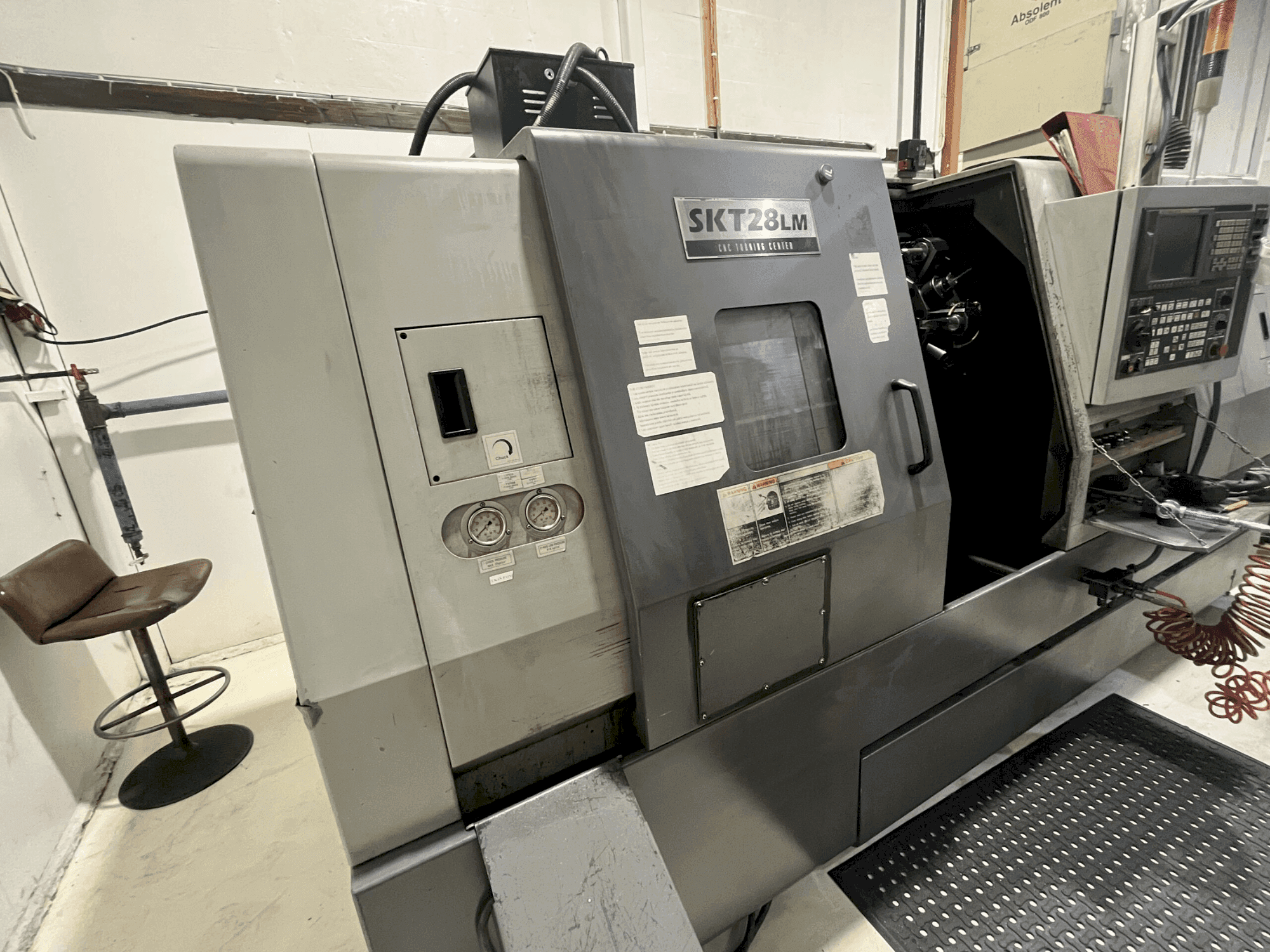 Čelní pohled  na Hyundai Kia SKT 28 LM  stroj