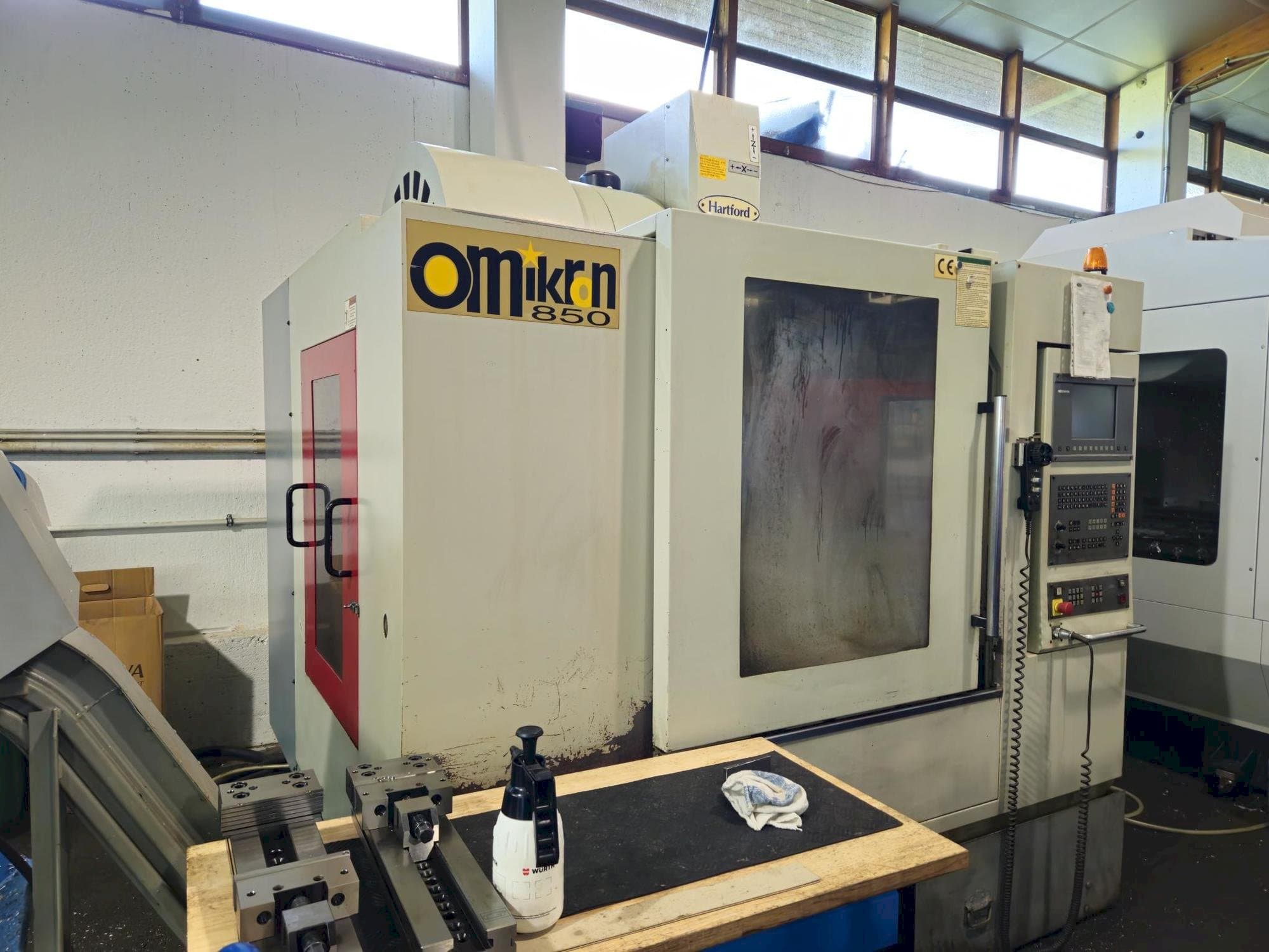 Čelní pohled  na Hartford VMC 850AP  stroj