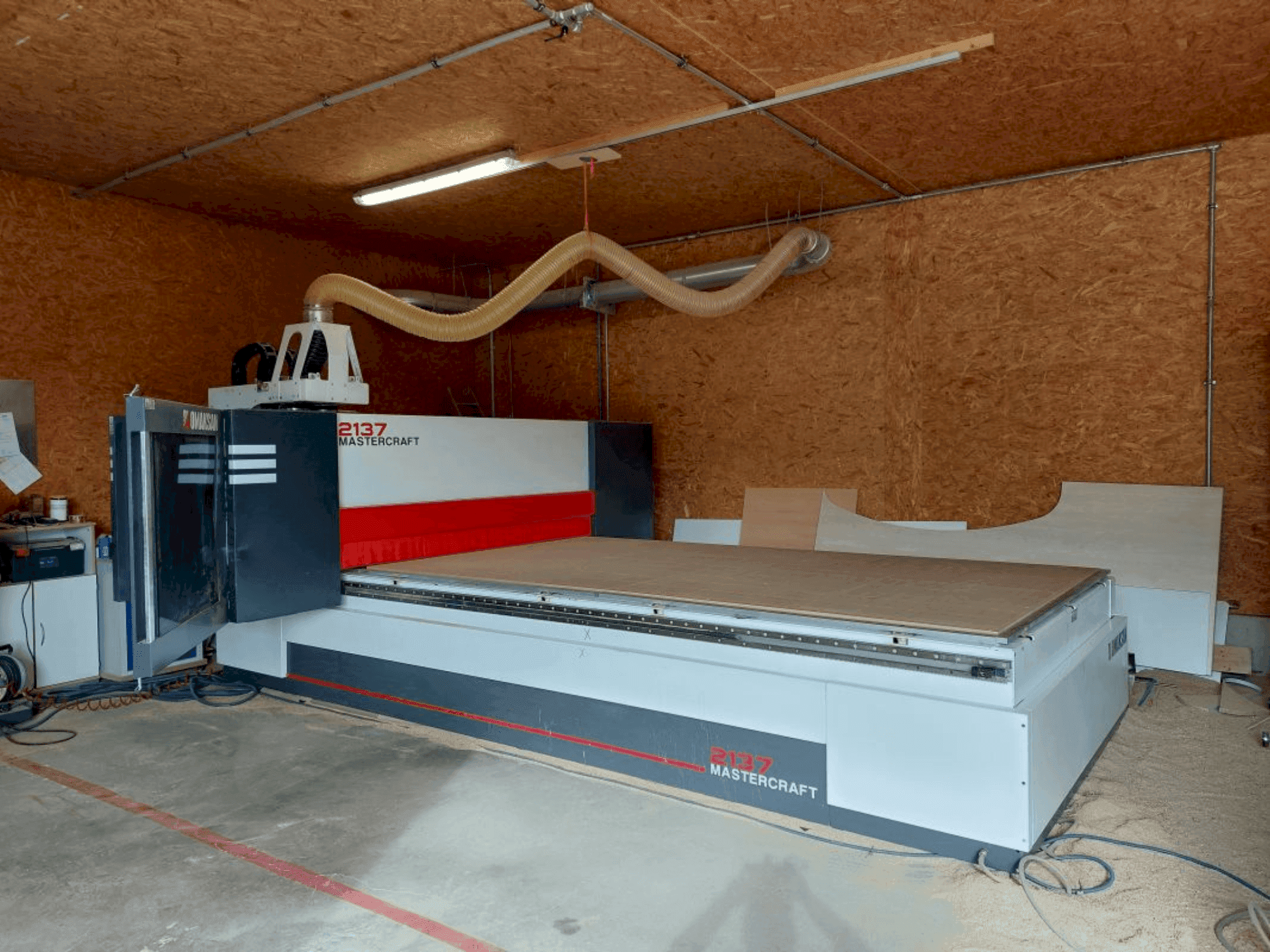 Čelní pohled  na OMAKSAN Mastercraft 217  stroj