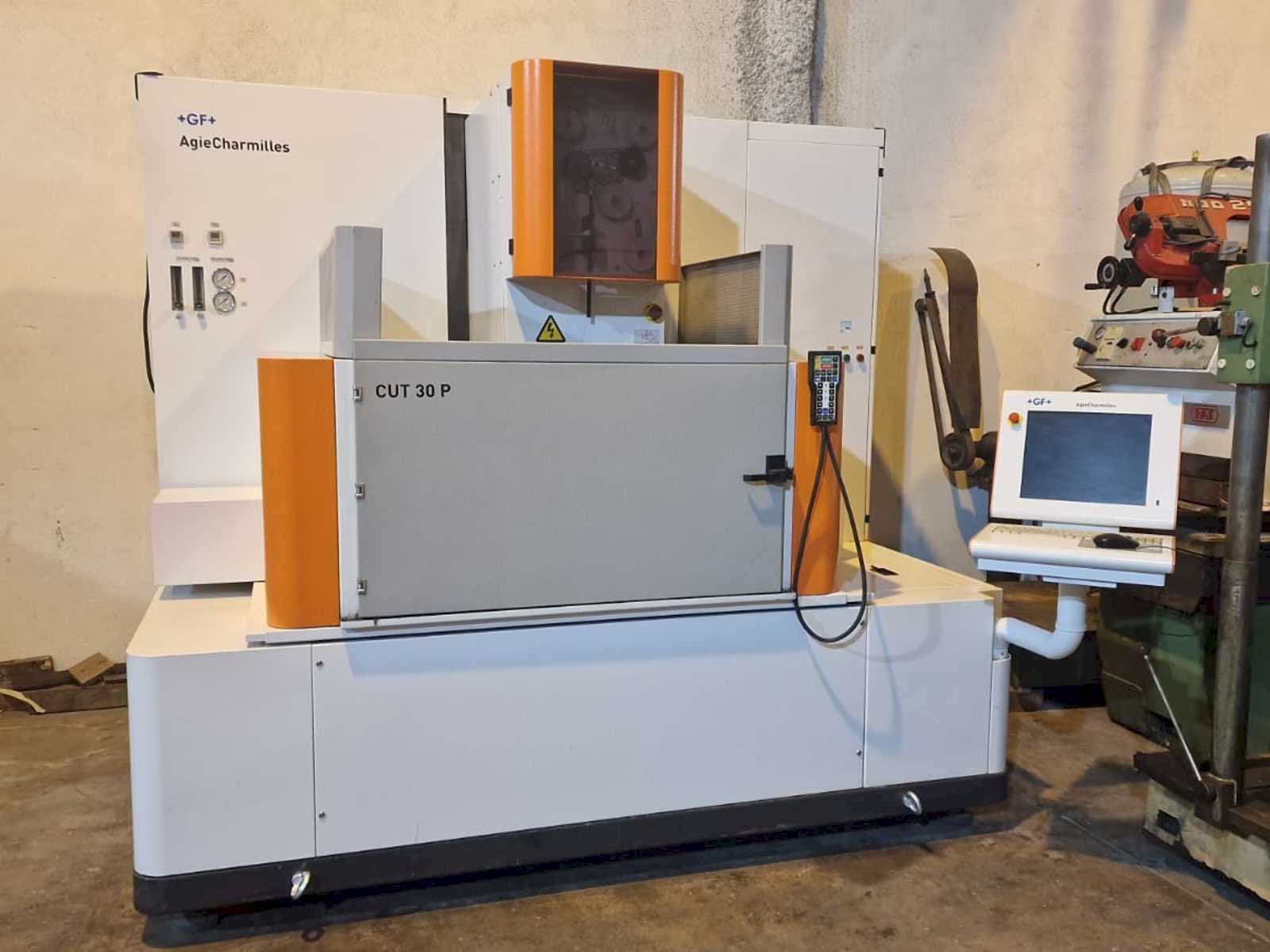 Čelní pohled  na AgieCharmilles CUT 30P  stroj