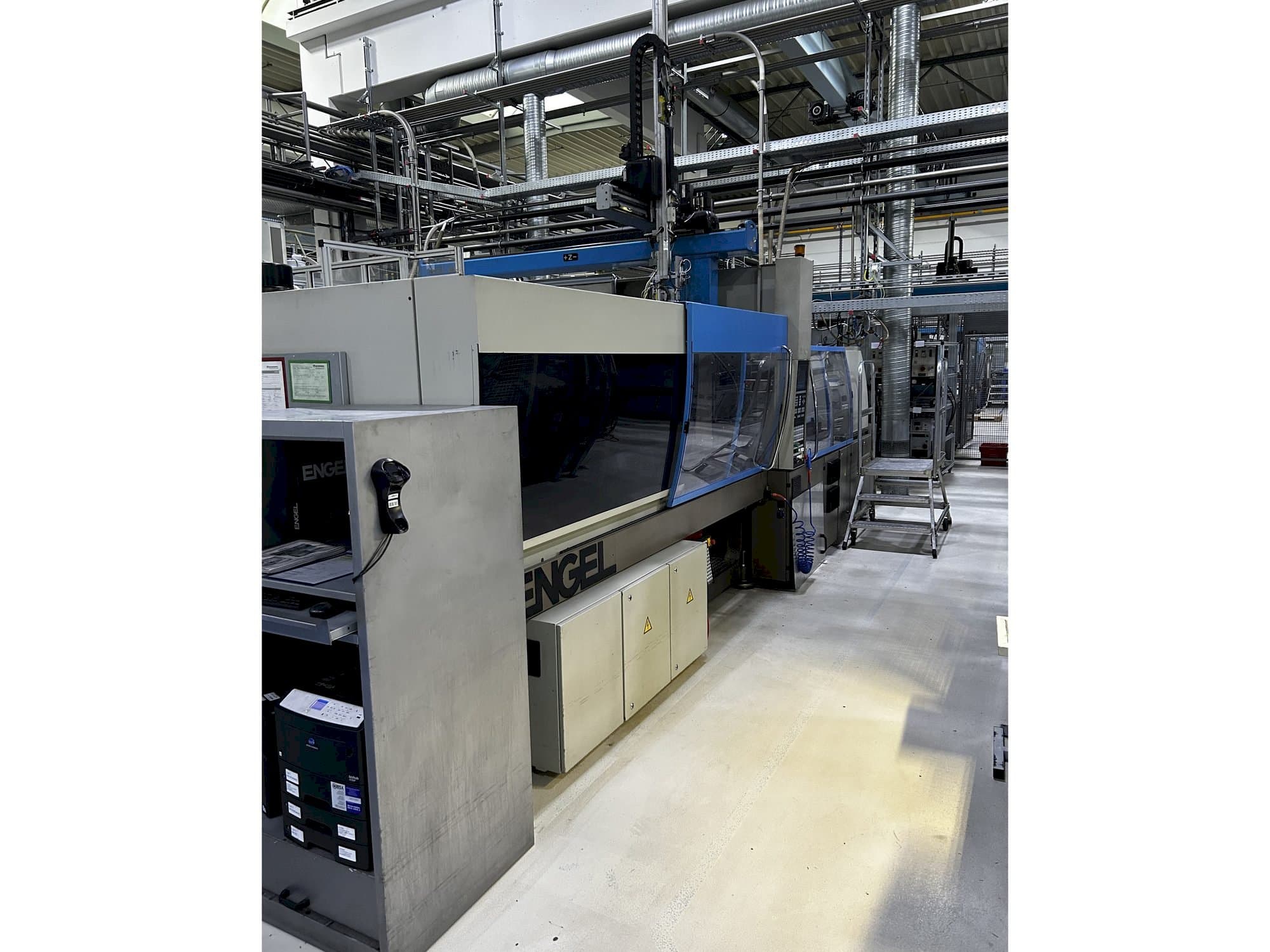 Levý boční pohled  na Engel VICTORY 1050/220  stroj