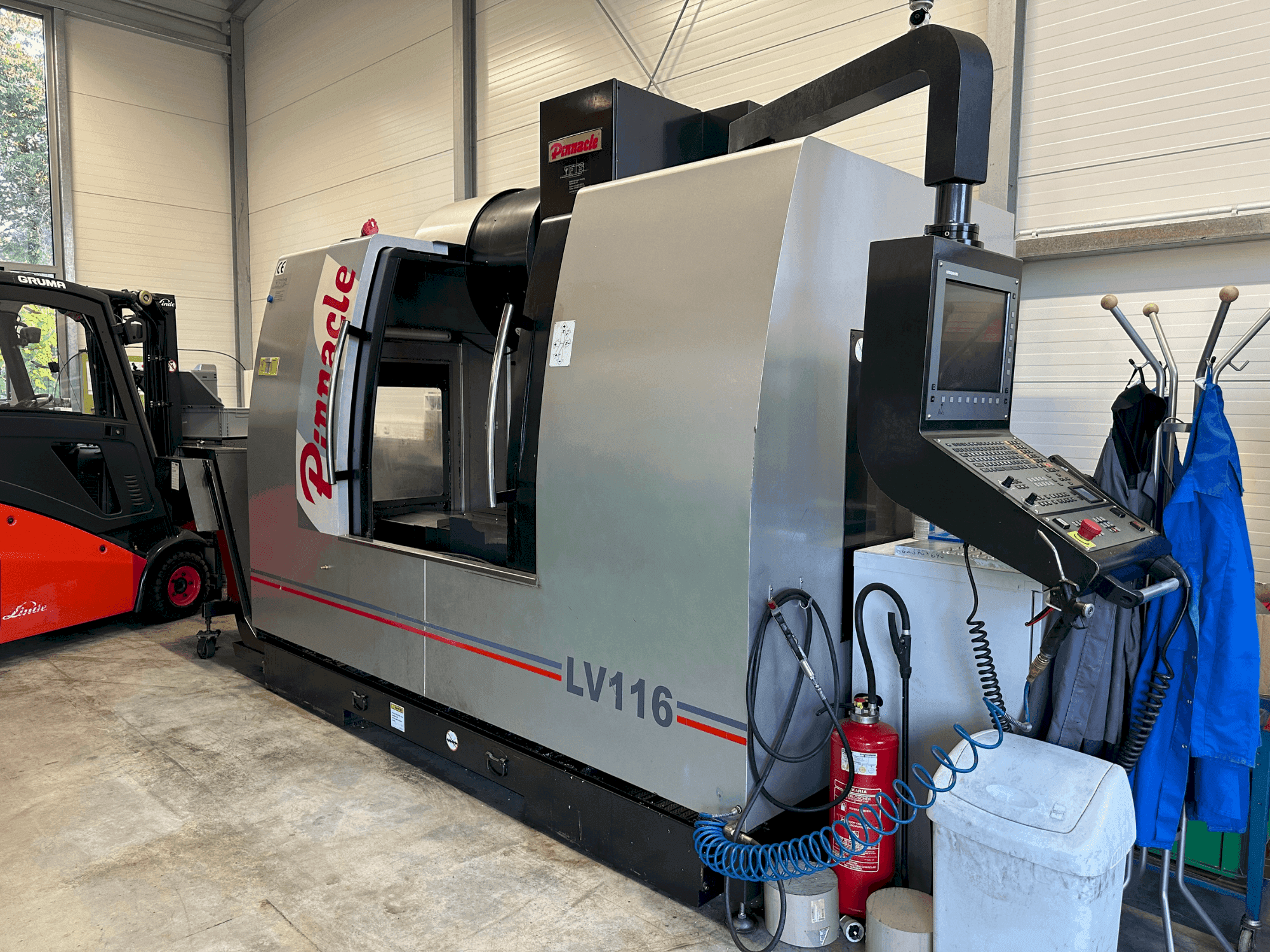 Čelní pohled  na Pinnacle LV116  stroj